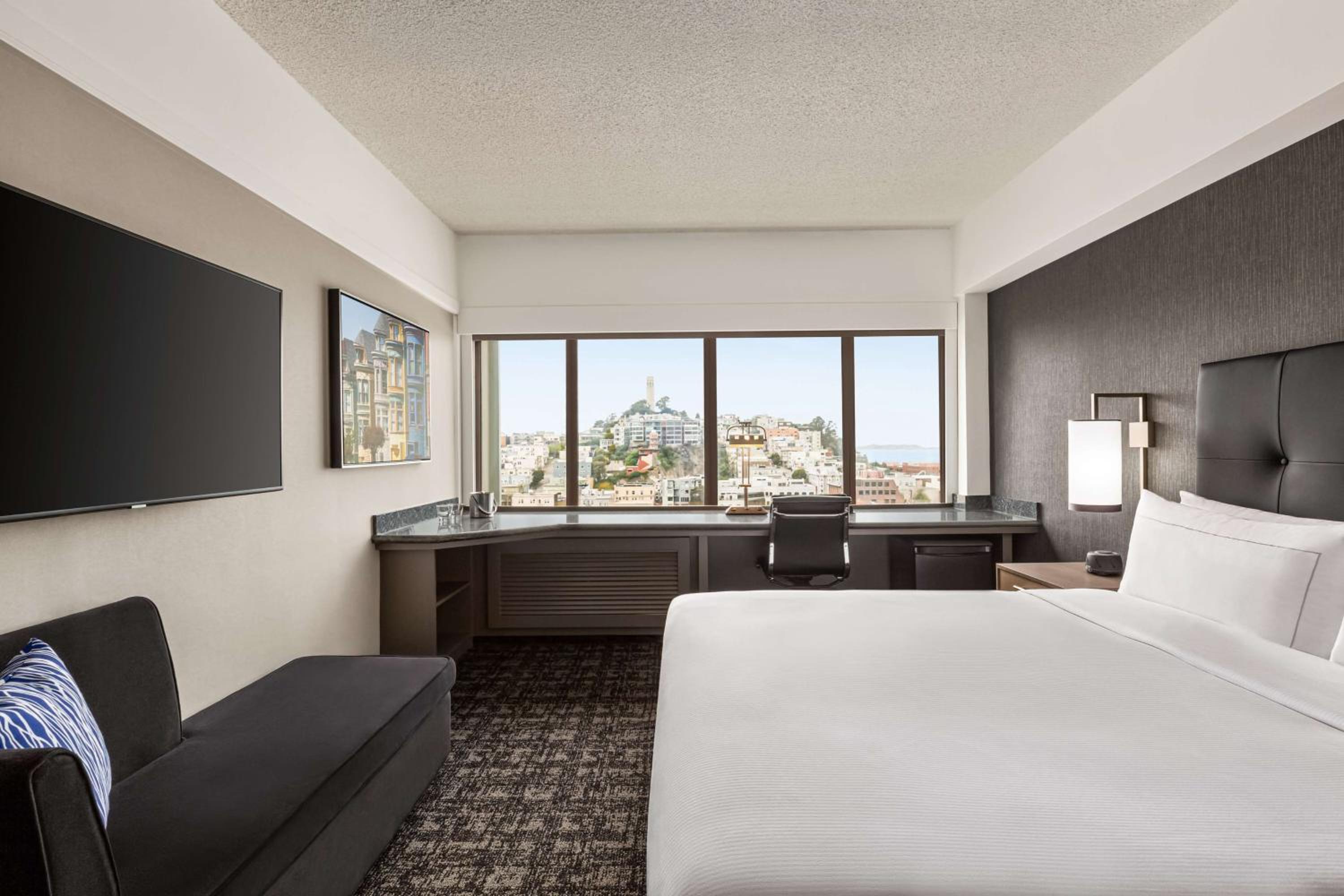 Standard King Room - Photo 14