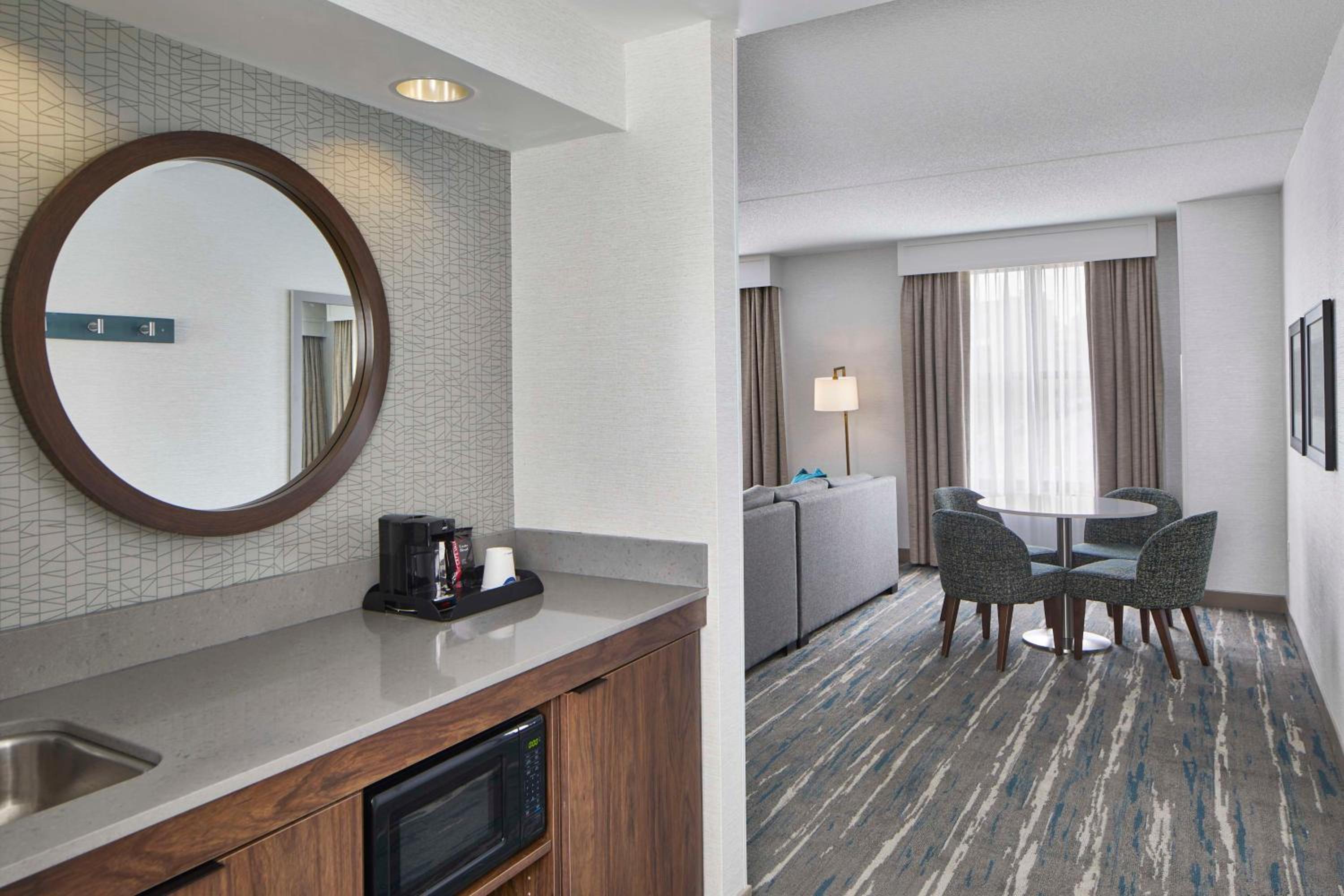 One-Bedroom King Suite with Dining Area and Balcony - Photo 2