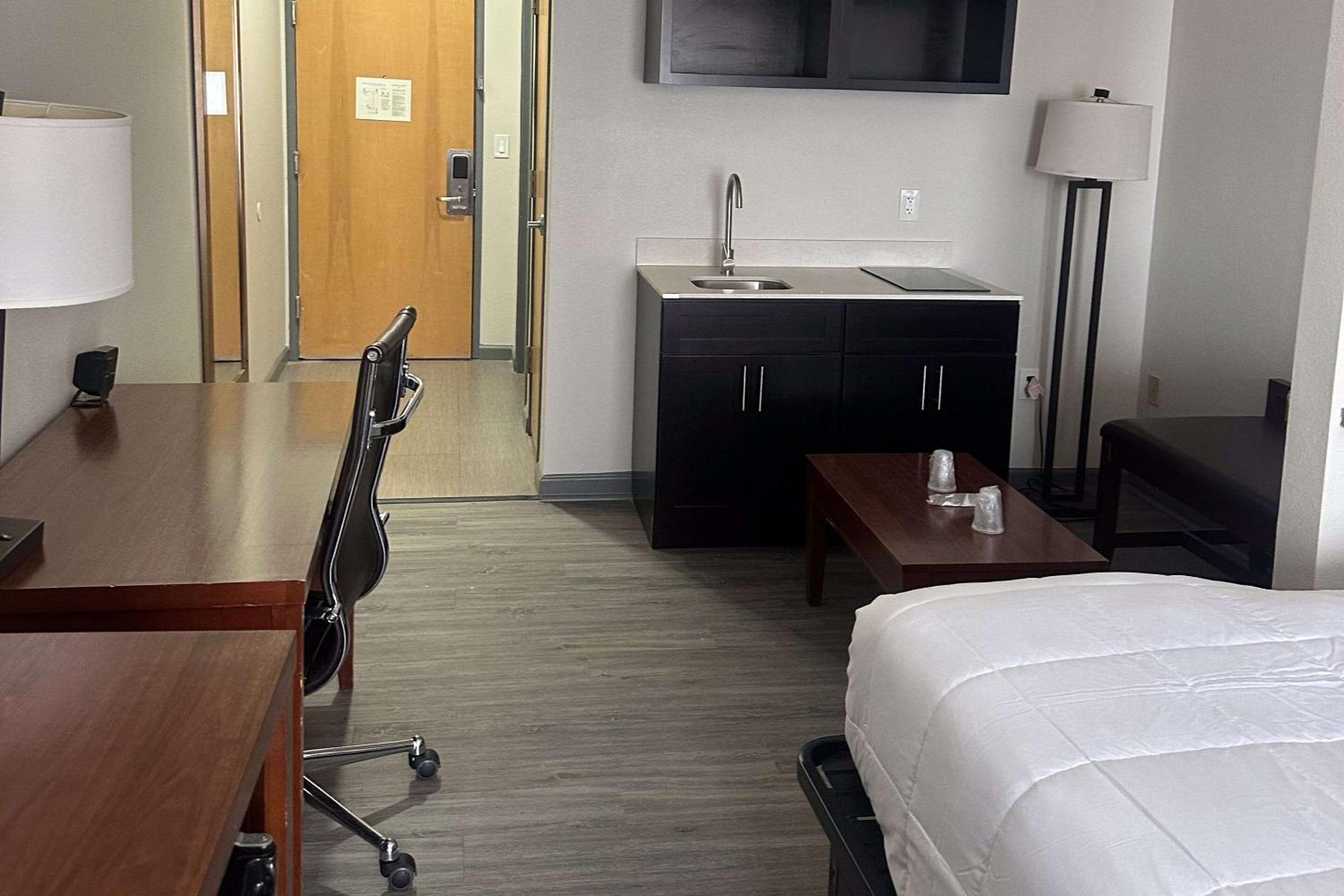 King Suite - Non-Smoking - Photo 5