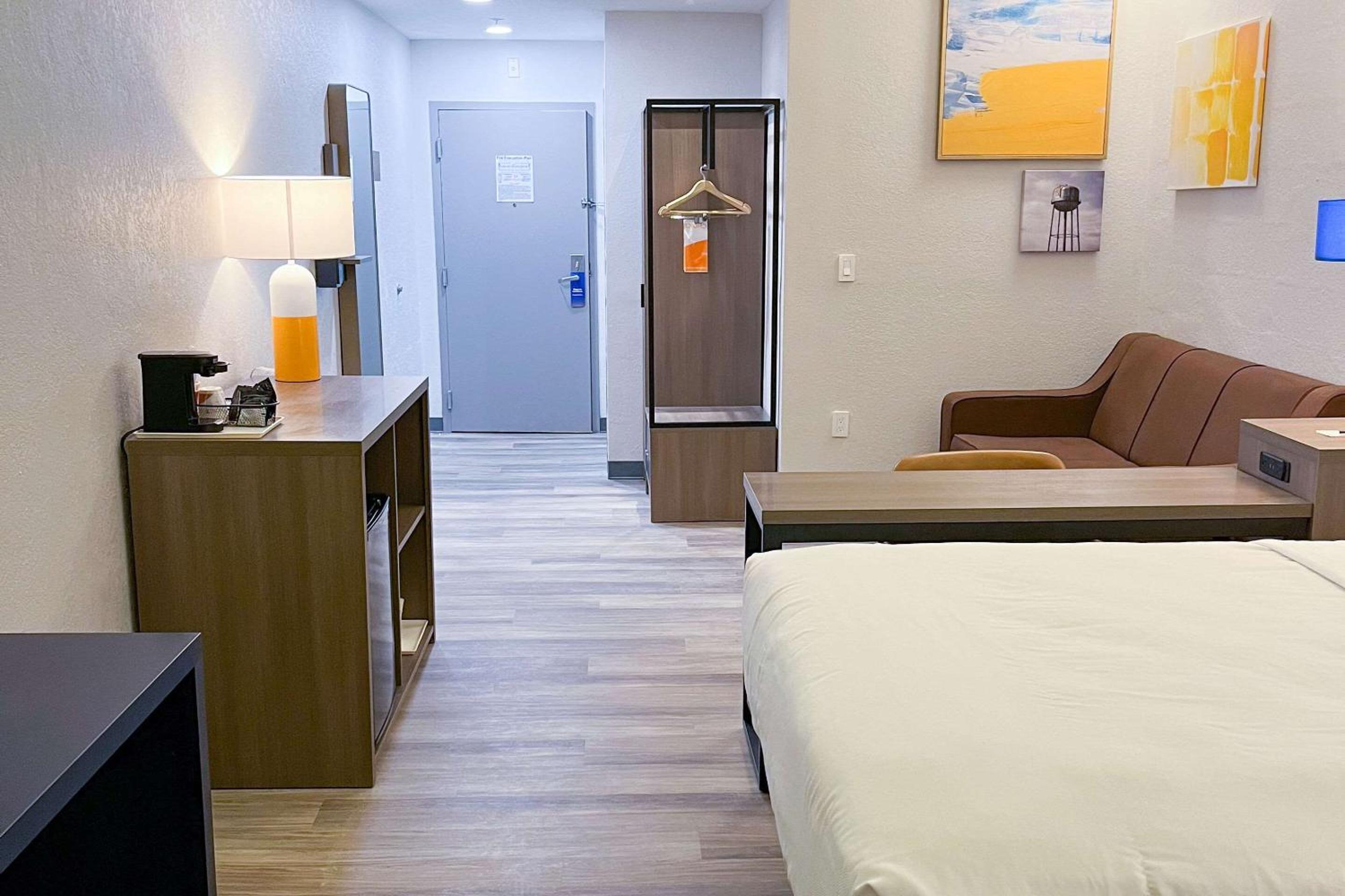 King Suite with Sofa Bed - Non-Smoking - Photo 1