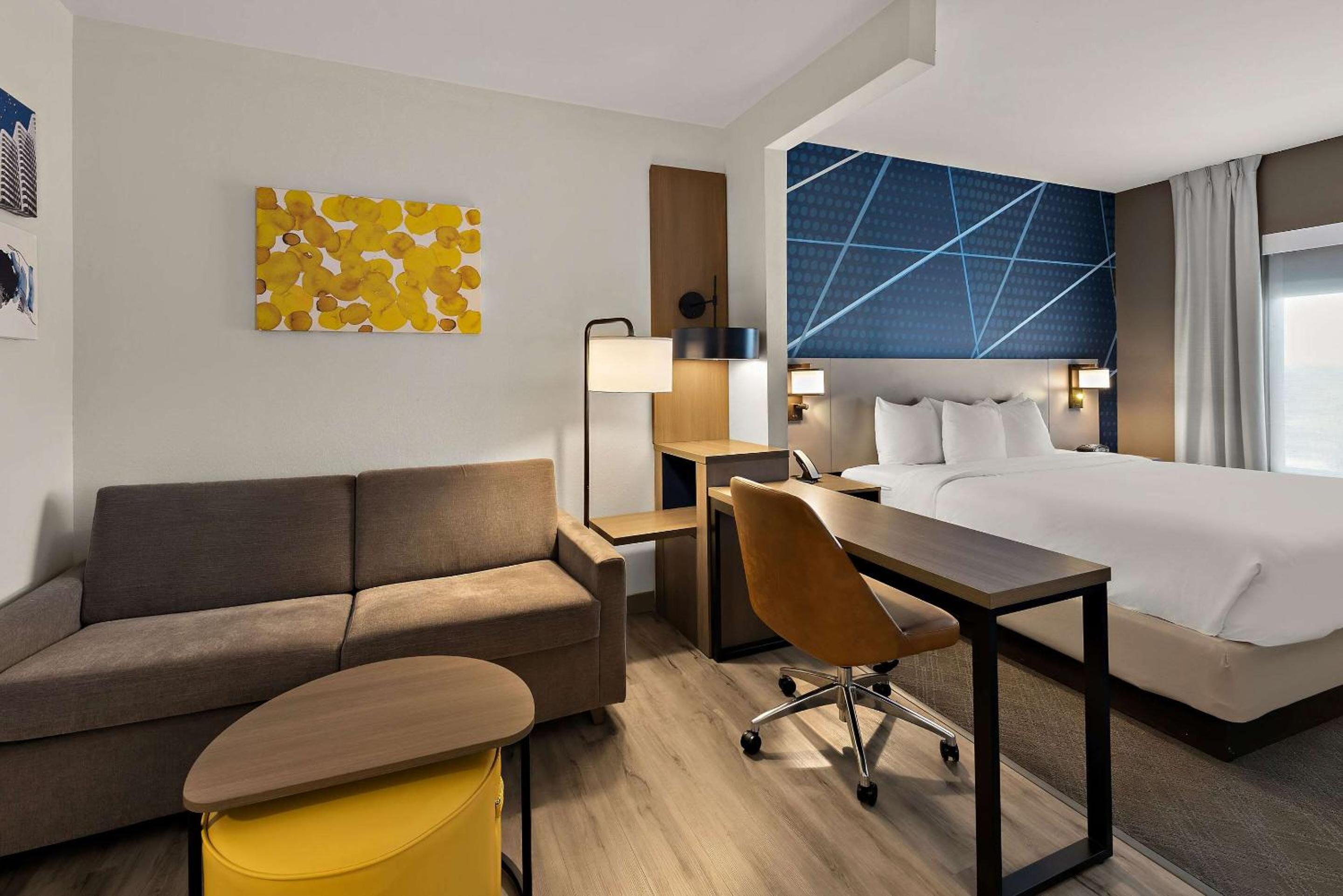 King Suite with Sofa Bed - Non-Smoking - Photo 6