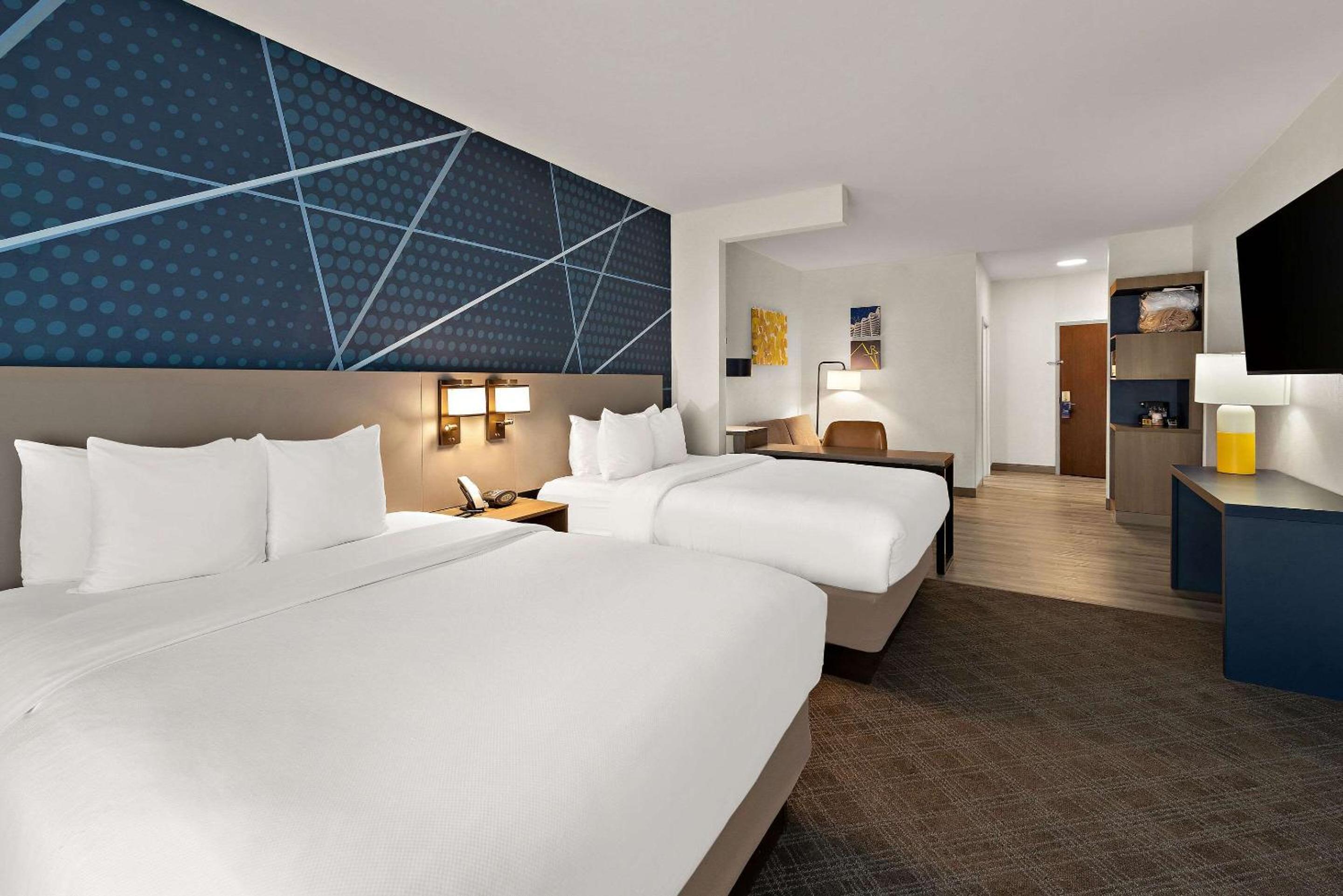  Queen Suite with Two Queen Beds - Non-Smoking - Photo 2
