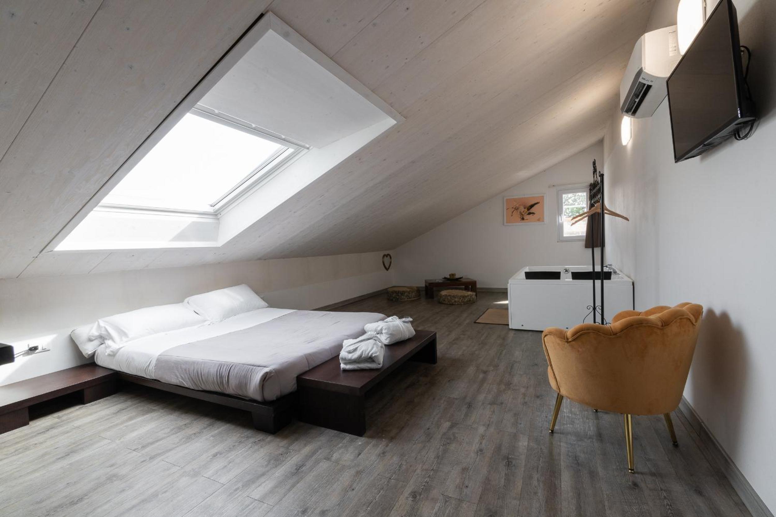 Suite with Hot Tub - Photo 1