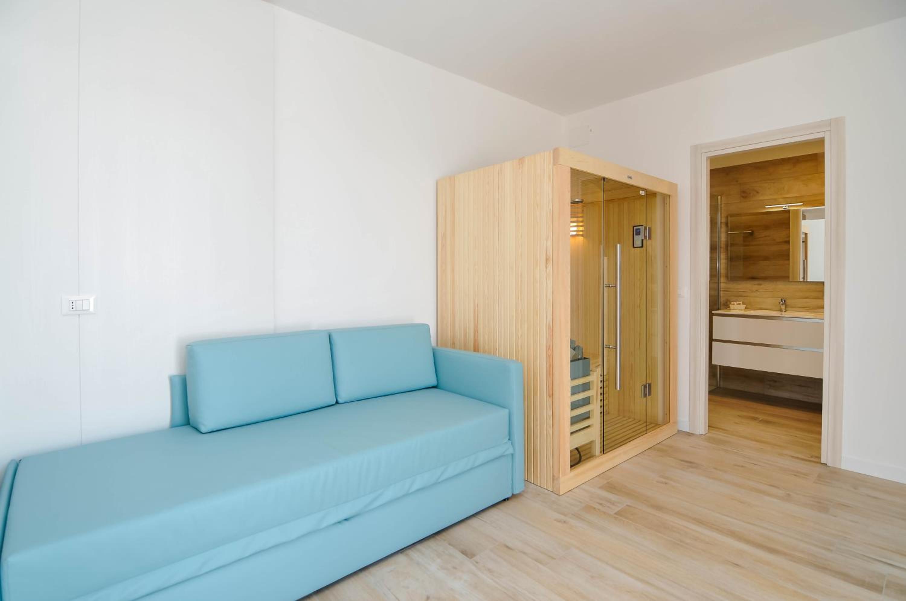 Large Junior Suite with Jacuzzi and Sauna - Annex Building - Photo 1