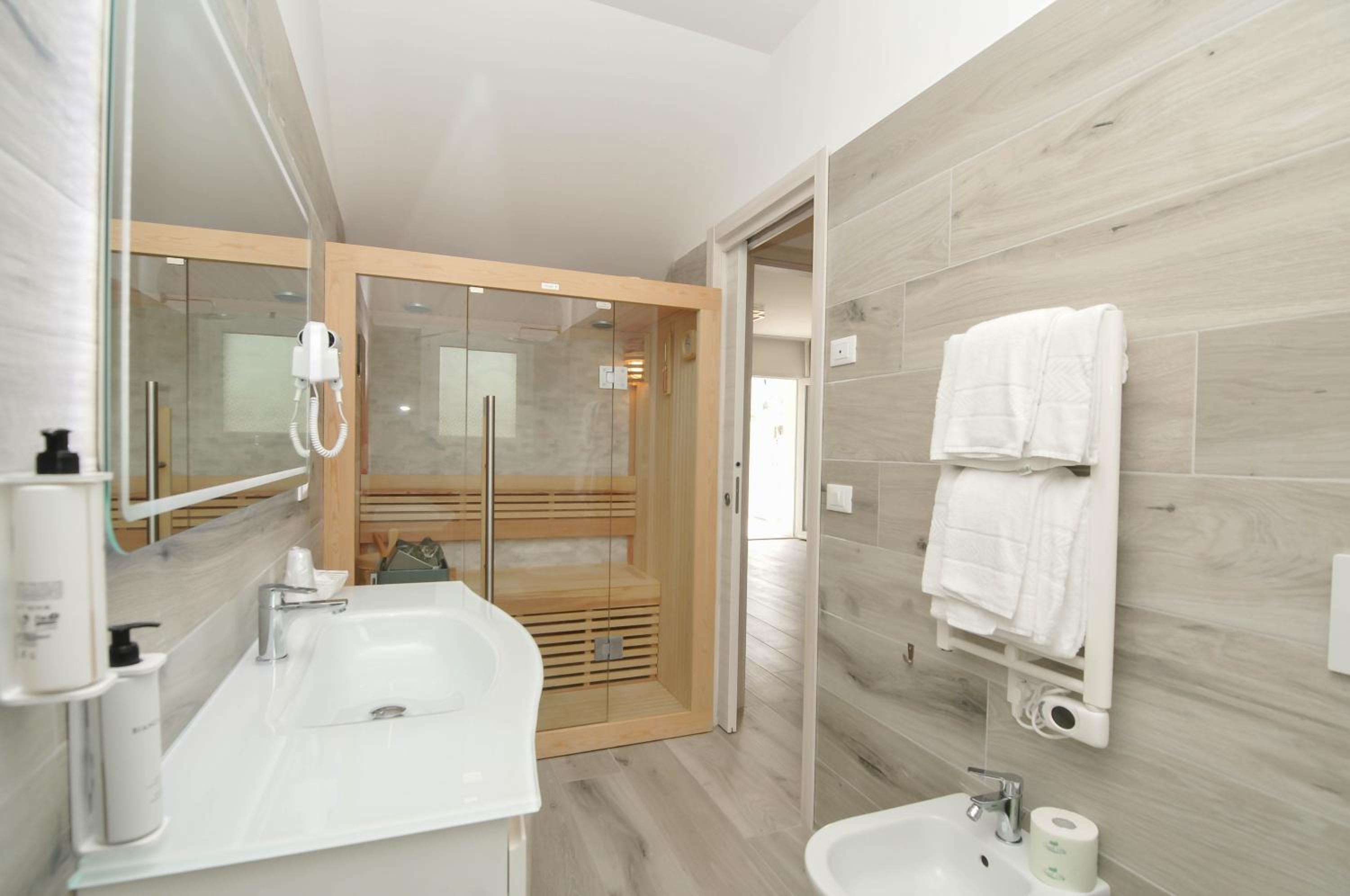 Junior Suite with Jacuzzi and Sauna - Annex Building - Photo 2