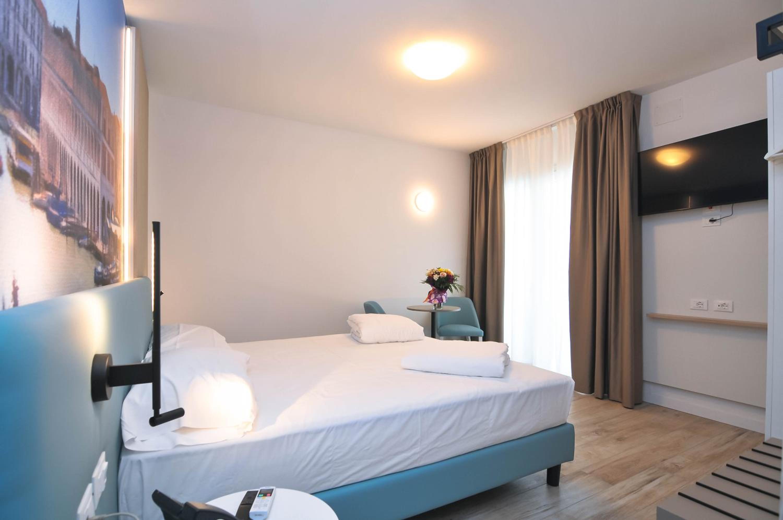 Junior Suite with Jacuzzi - Annex Building - Photo 18