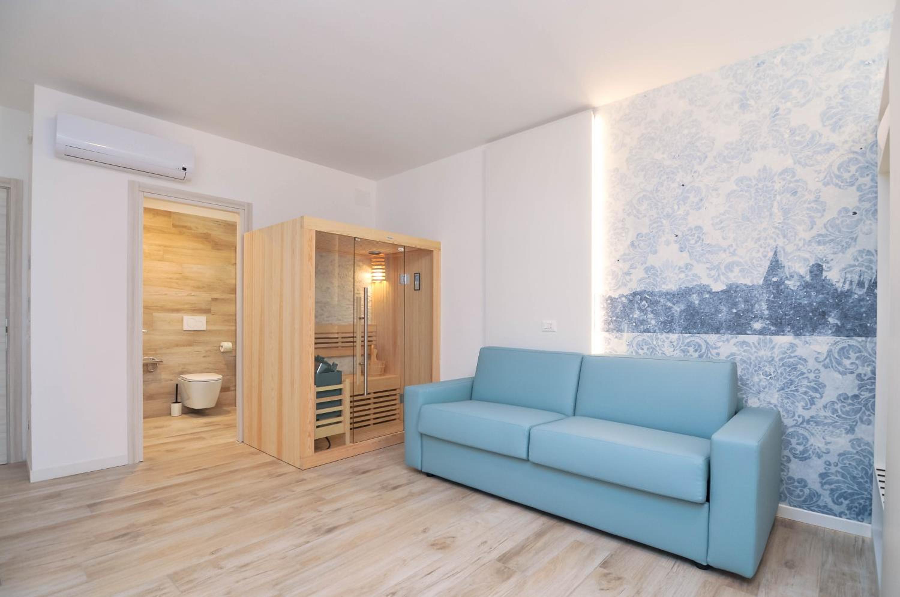 Large Junior Suite with Jacuzzi and Sauna - Annex Building - Photo 8
