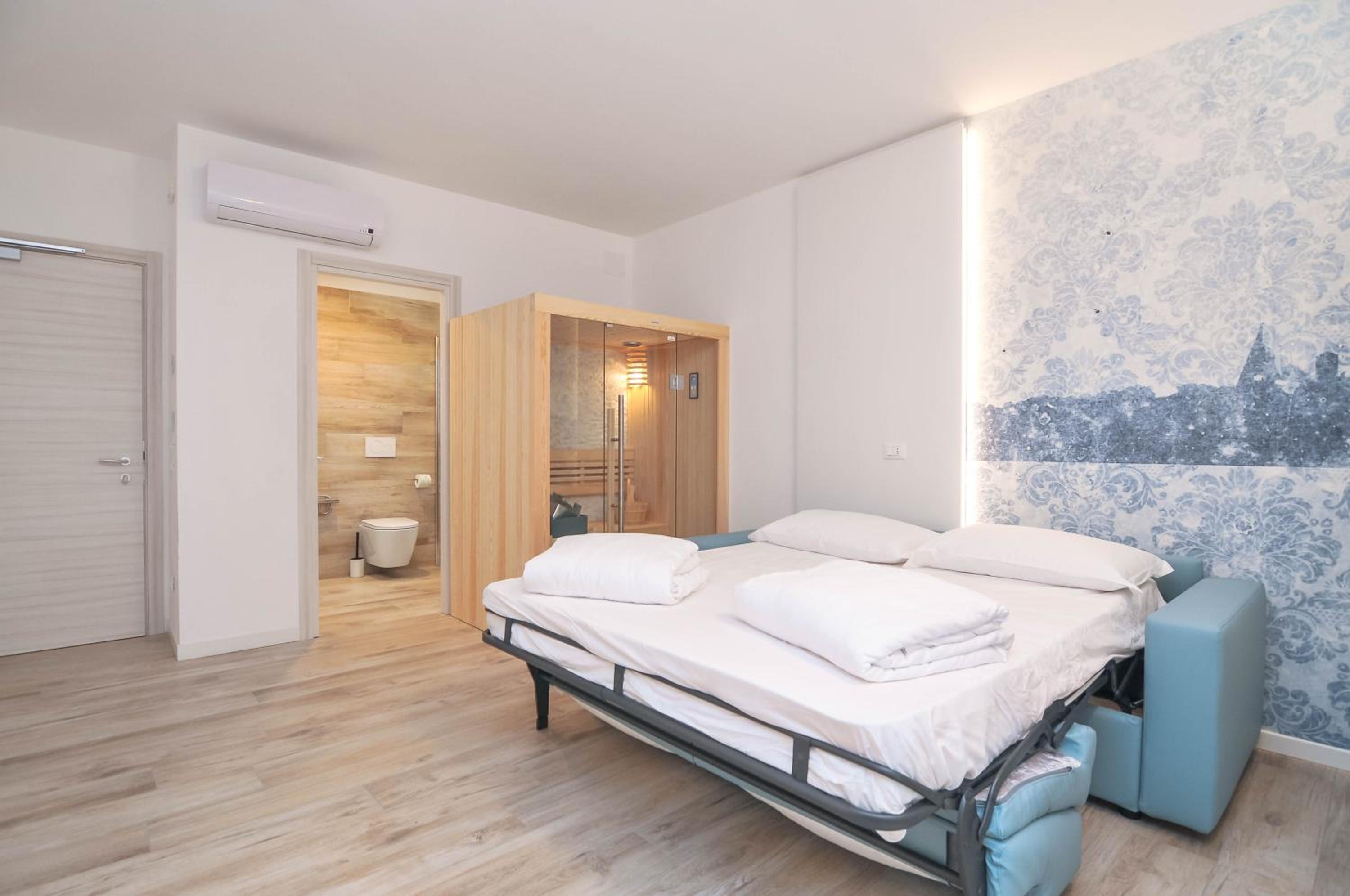 Large Junior Suite with Jacuzzi and Sauna - Annex Building - Photo 9