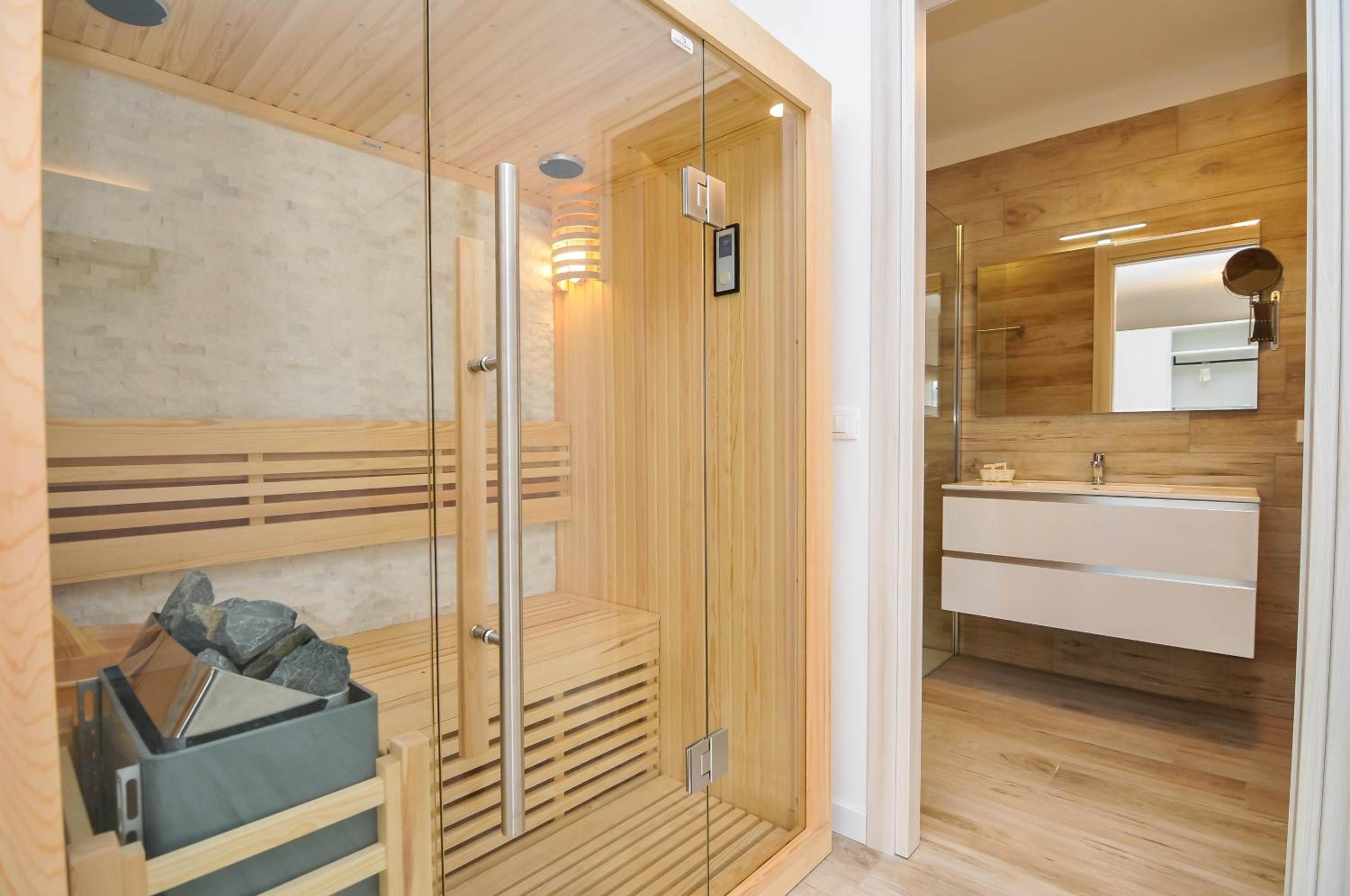 Junior Suite with Jacuzzi and Sauna - Annex Building - Photo 11