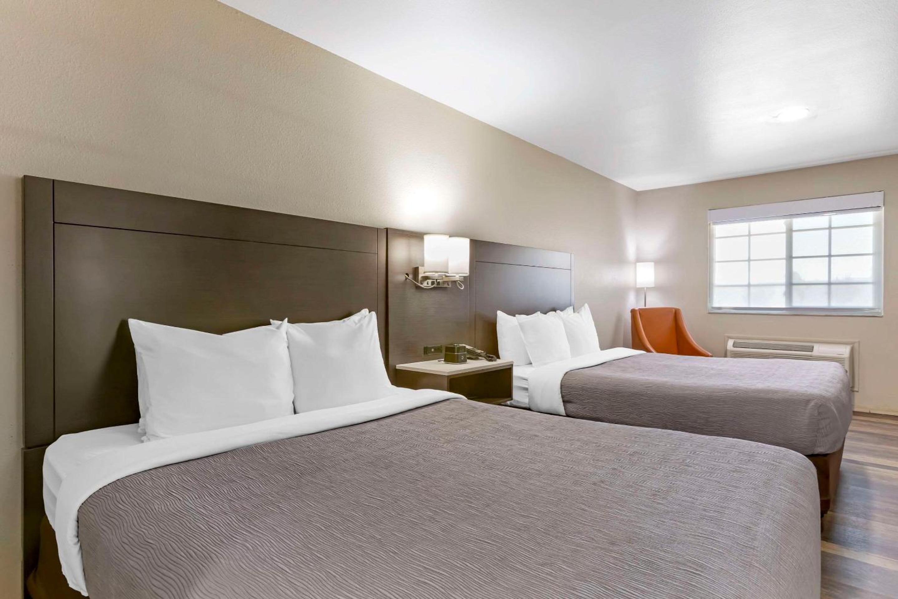 Queen Room with Two Queen Beds - Non-Smoking - Photo 6