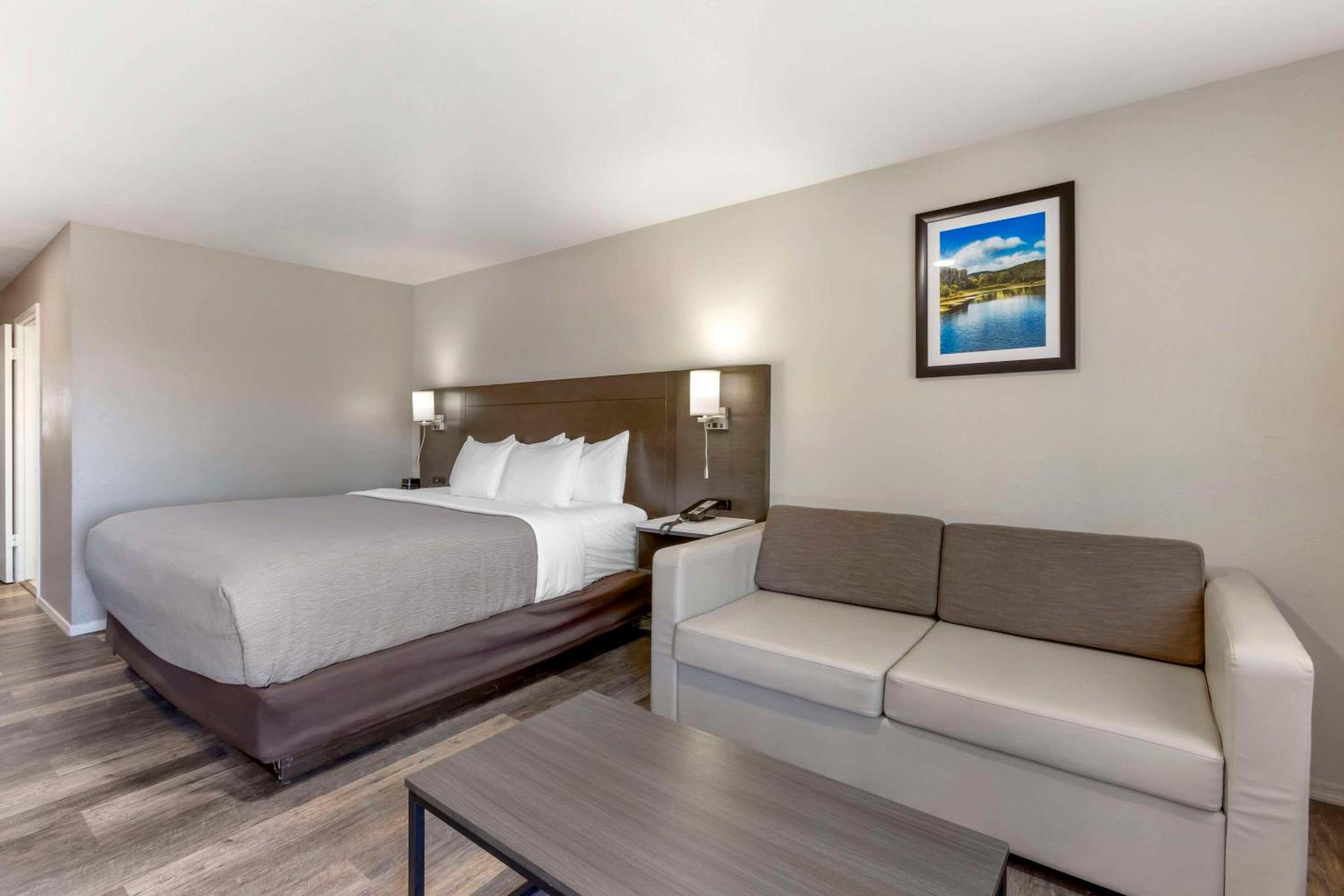 King Room - Non-Smoking - Photo 1