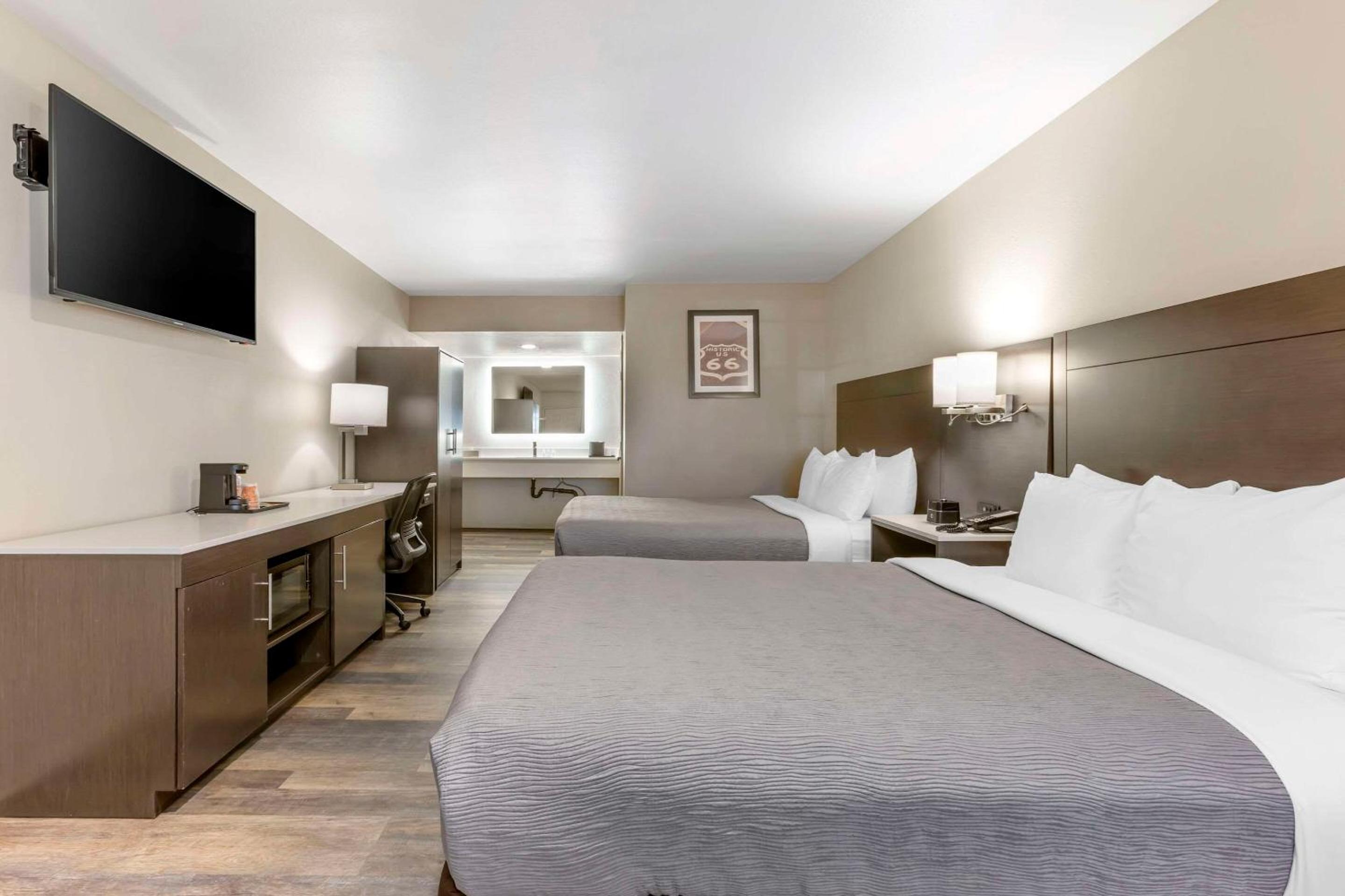 Queen Room with Two Queen Beds - Non-Smoking - Photo 2