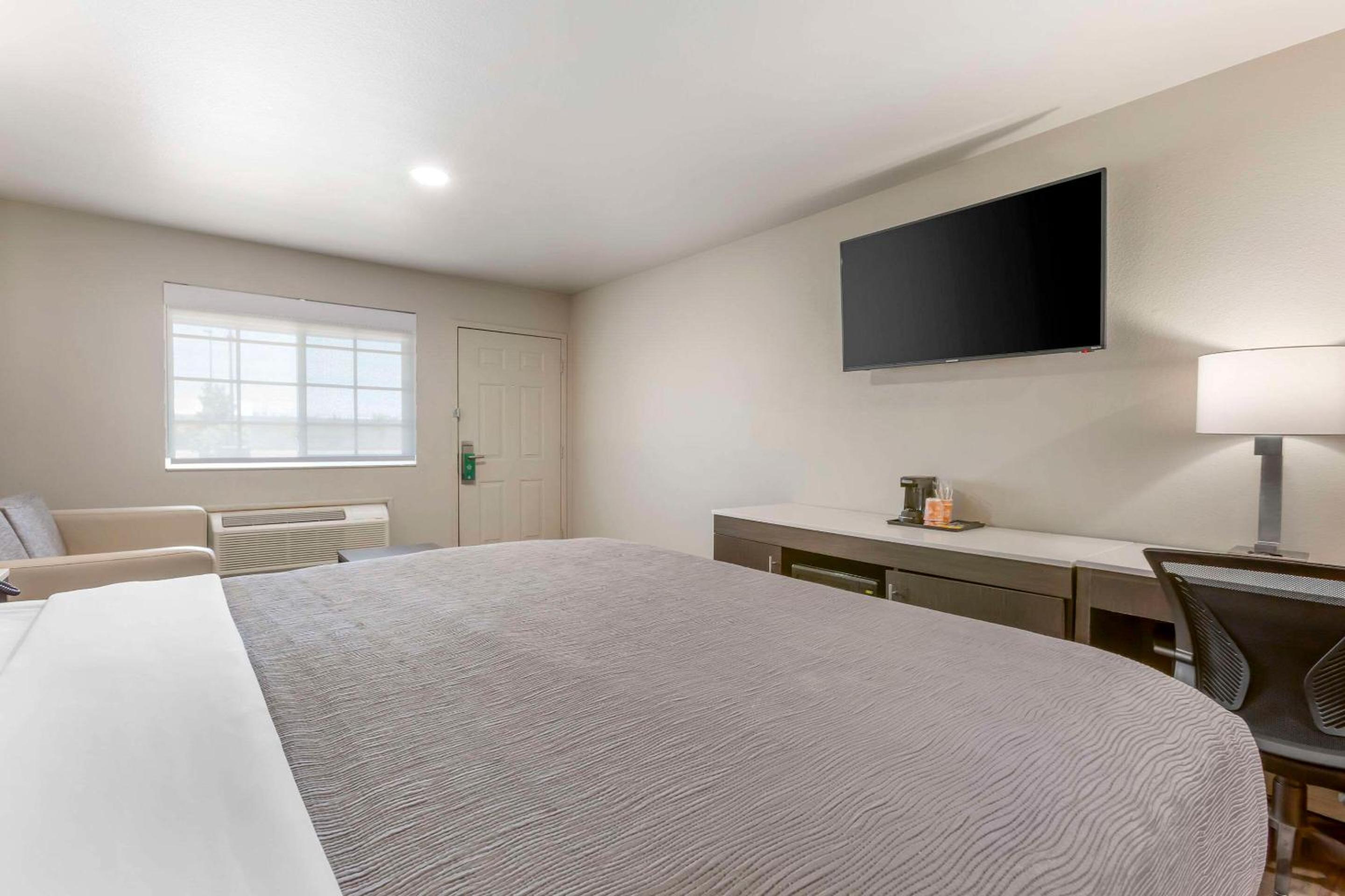 King Room - Non-Smoking - Photo 6