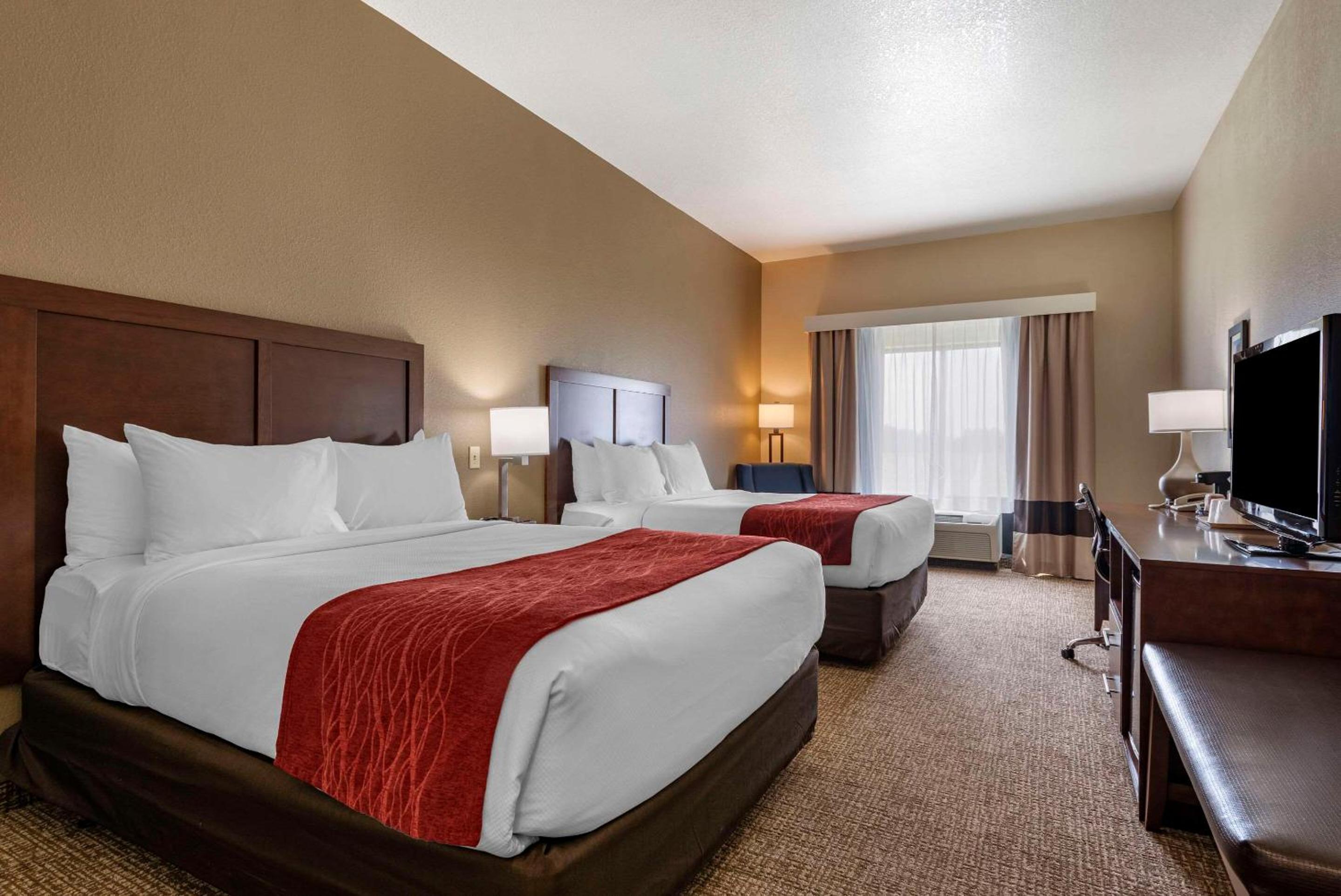 Standard Queen Room with Two Queen Beds - Non Smoking  - Photo 3