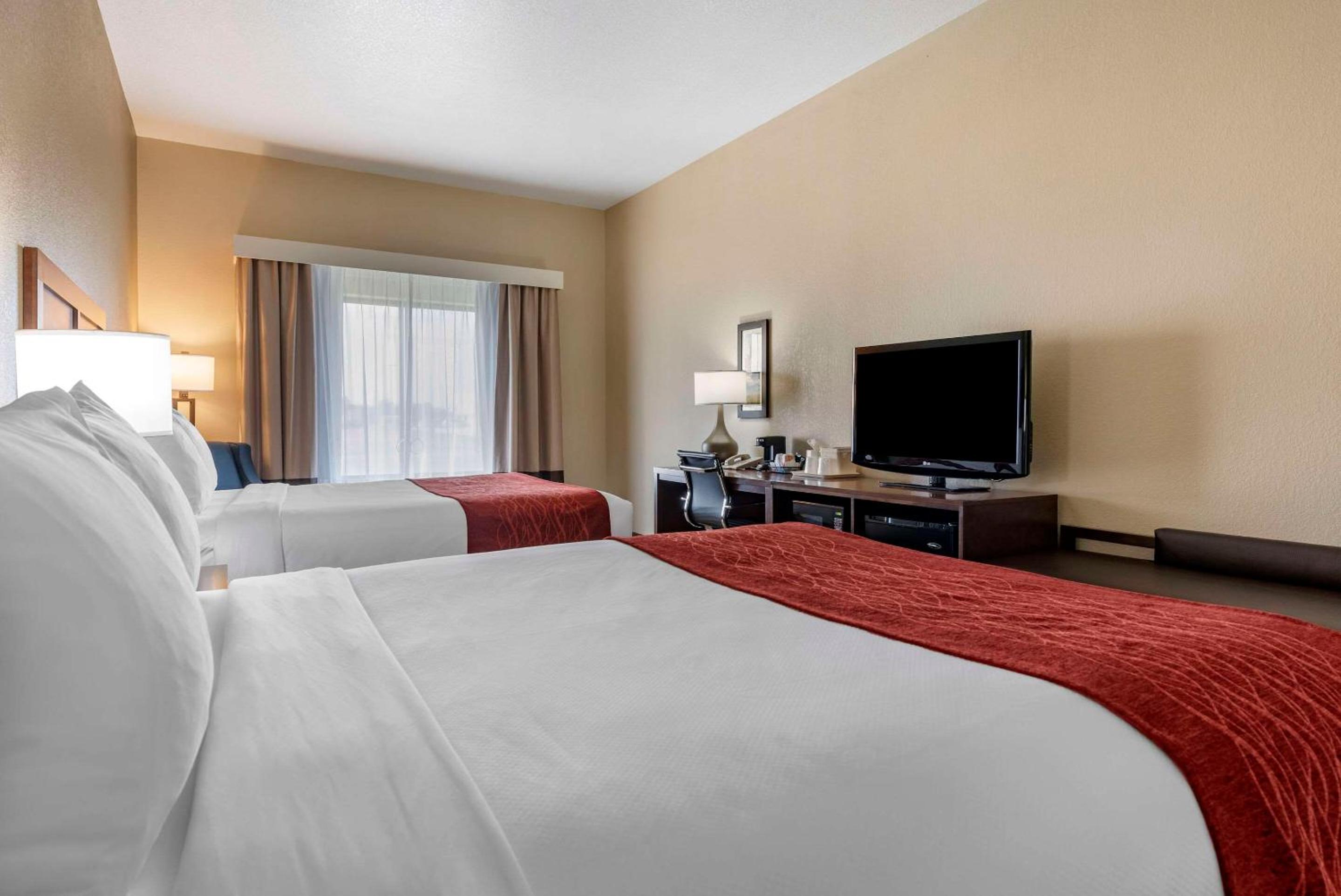 Standard Queen Room with Two Queen Beds - Non Smoking  - Photo 4