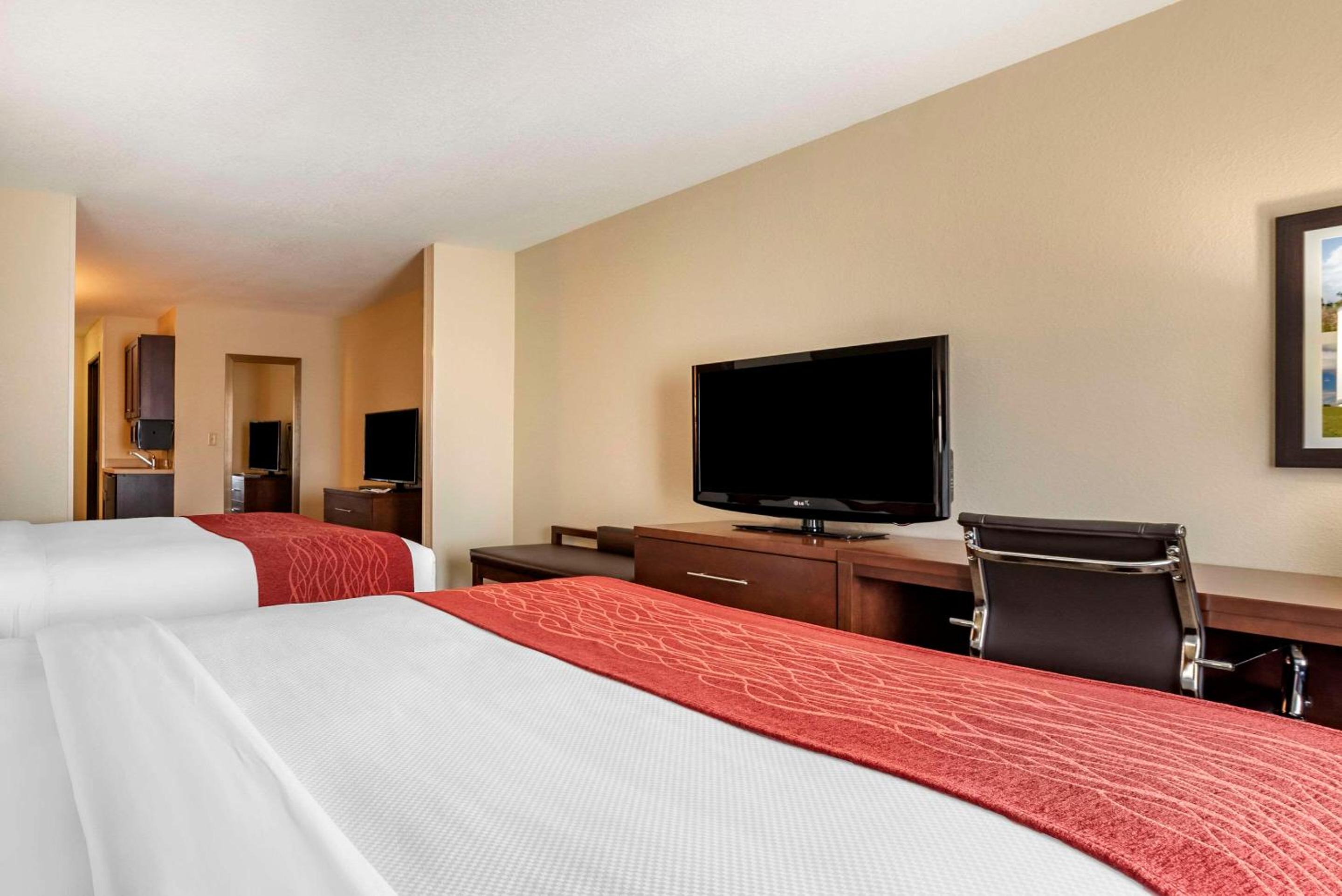 Queen Suite with Two Queen Beds and Sofabed - Non Smoking - Photo 6