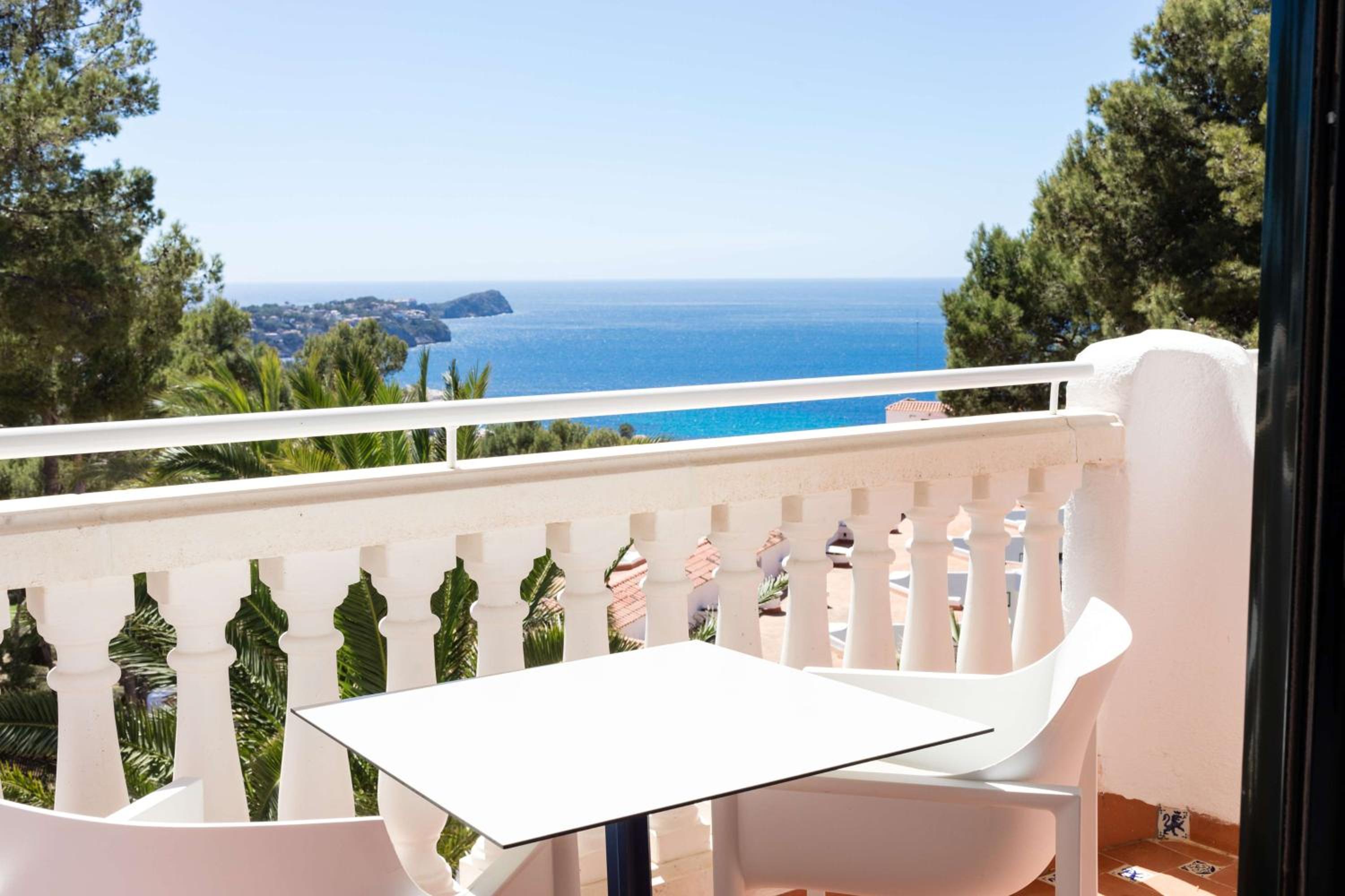Superior Room with Partial Sea View
