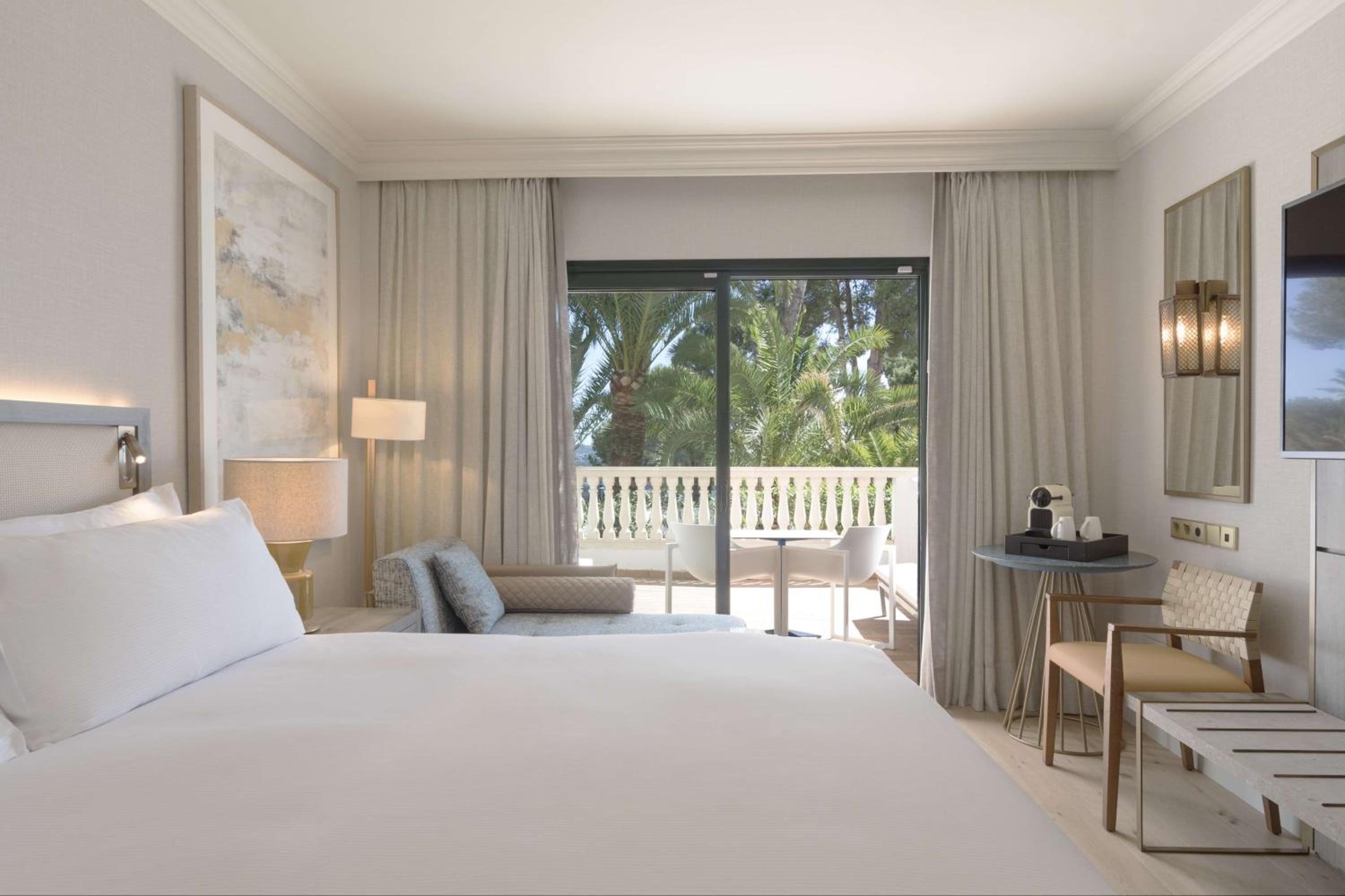 Superior Room with Partial Sea View thumbnail 5