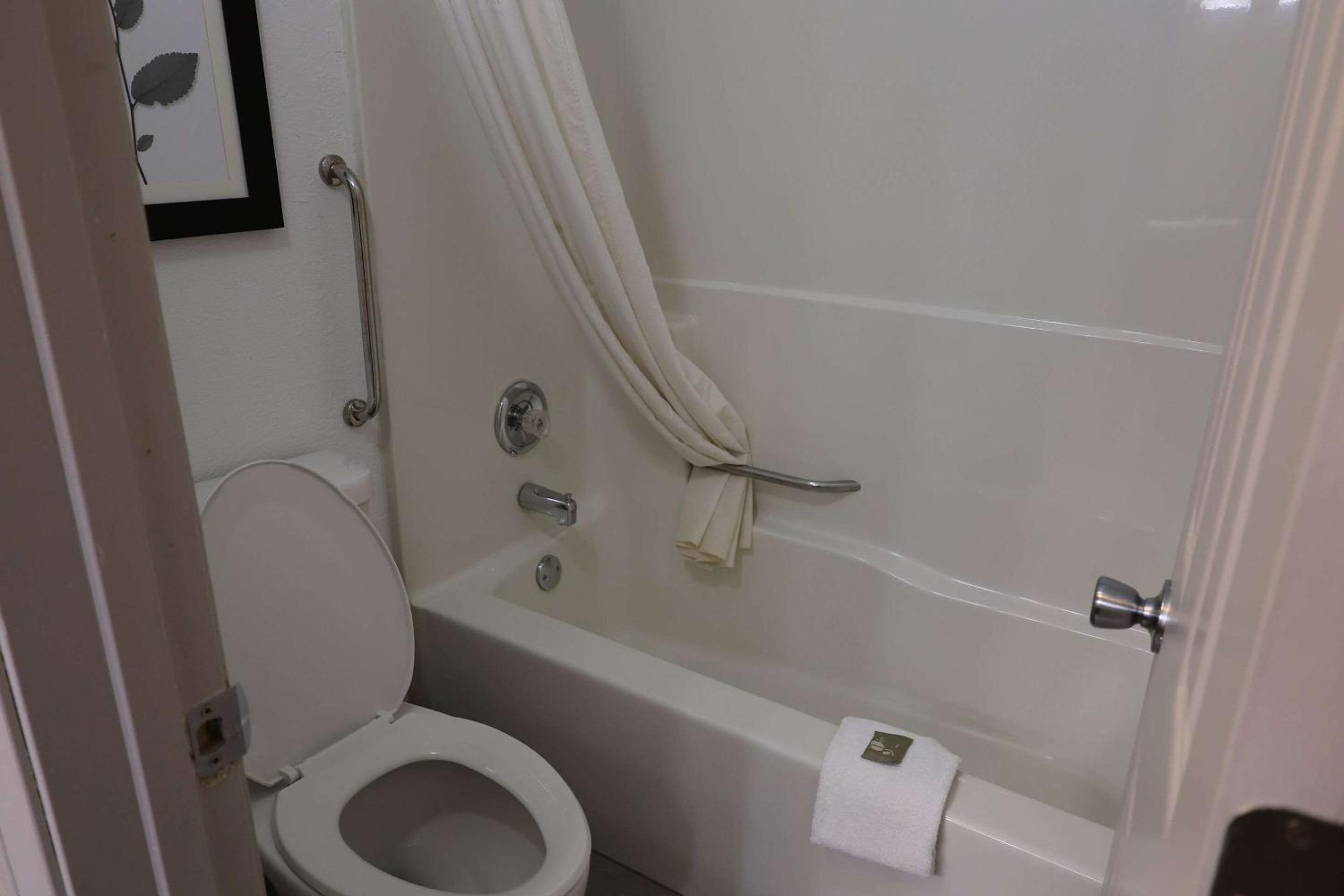 Queen Room with Two Queen Beds photo 3
