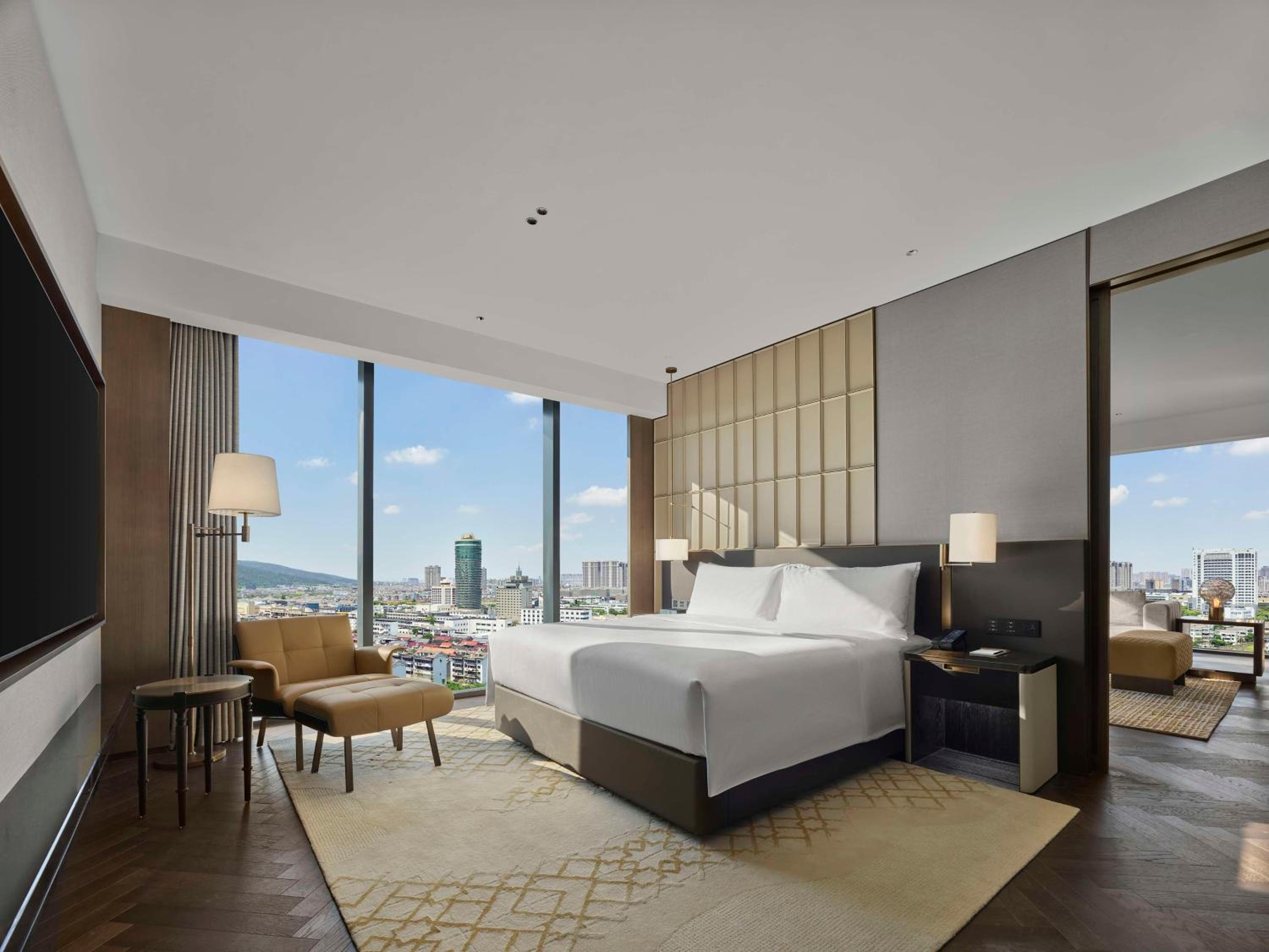 Deluxe King Suite