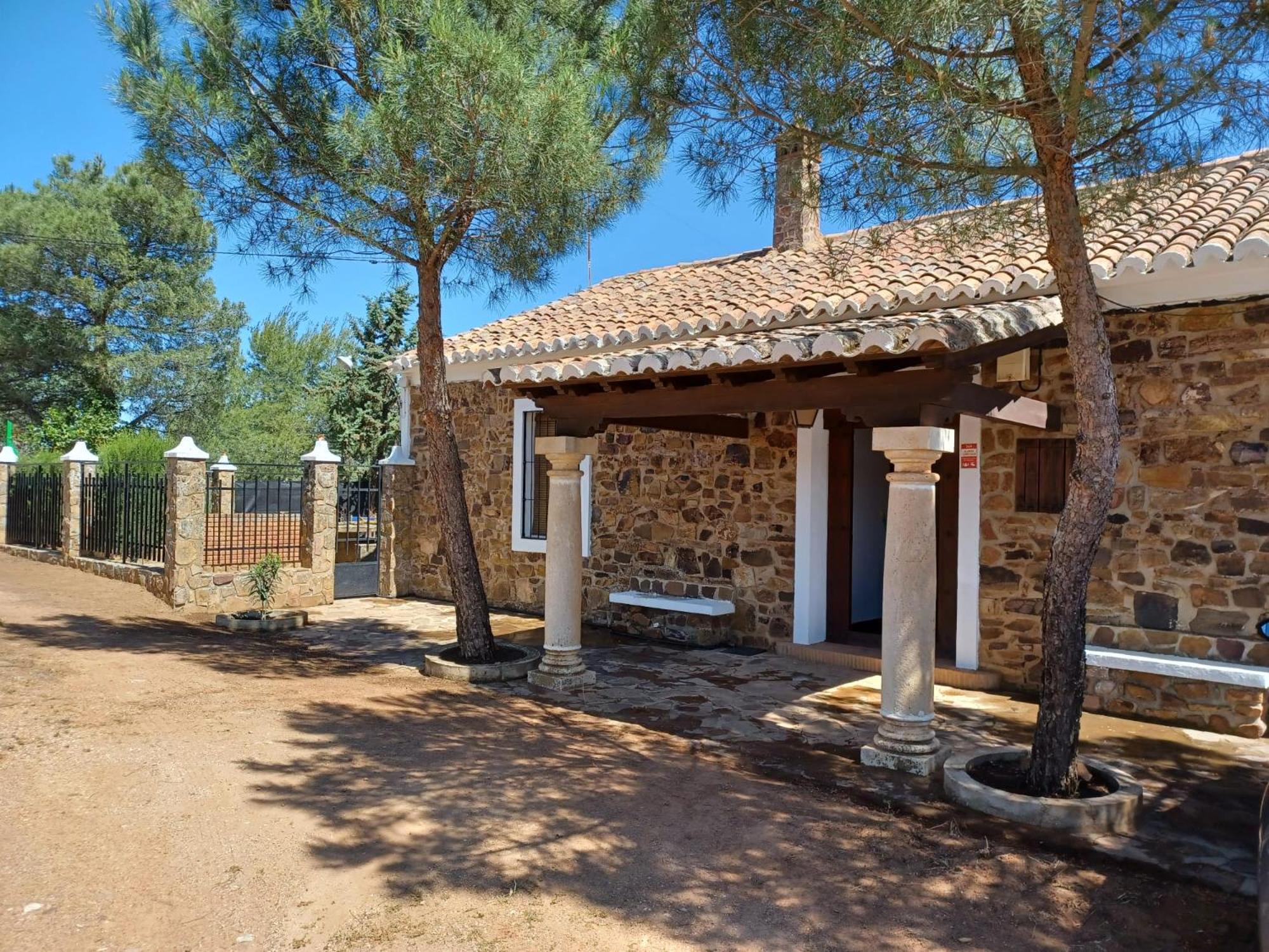 Five-Bedroom House photo 3