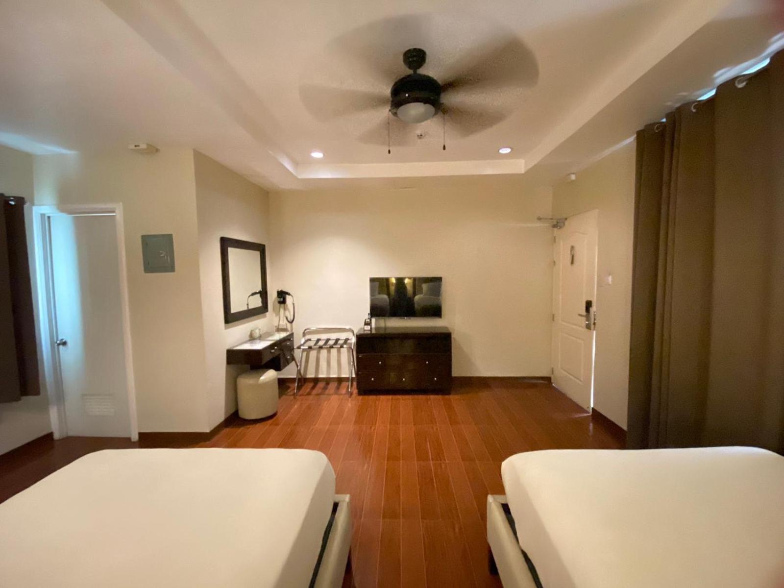 Executive Suite - Photo 2