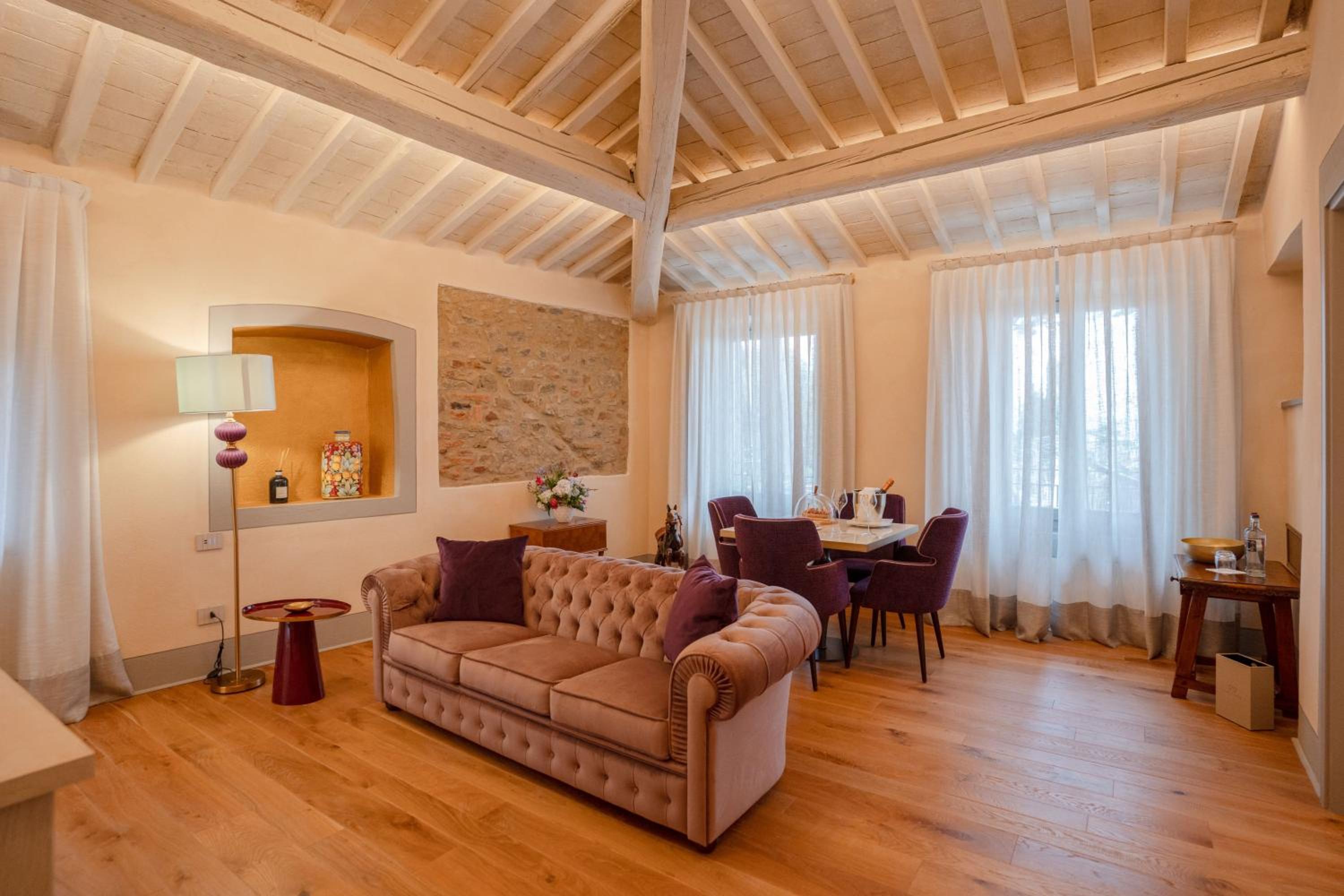 Suite - Photo 1