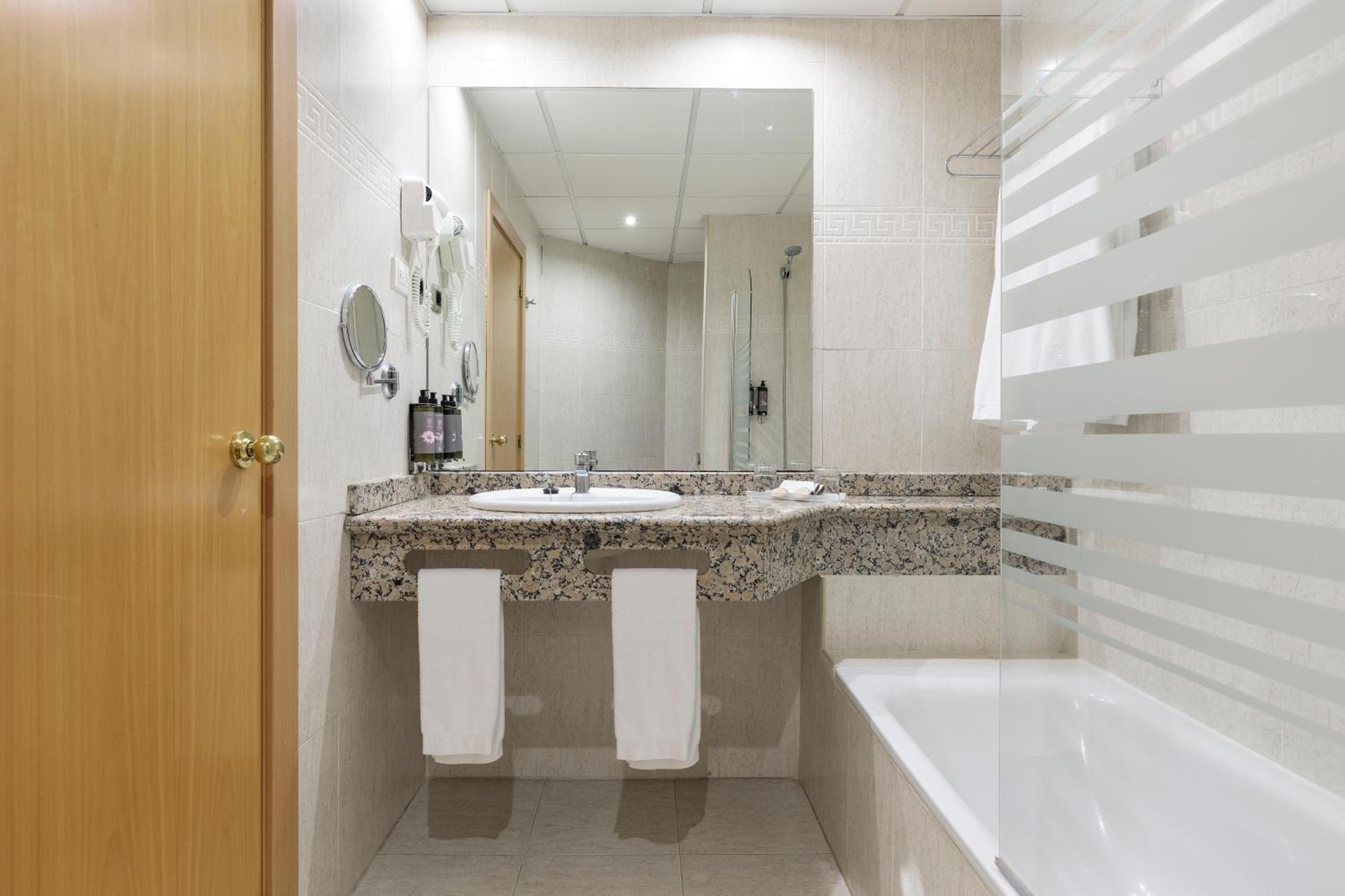 Standard Double Room Side Sea View (2 adults) - Photo 4