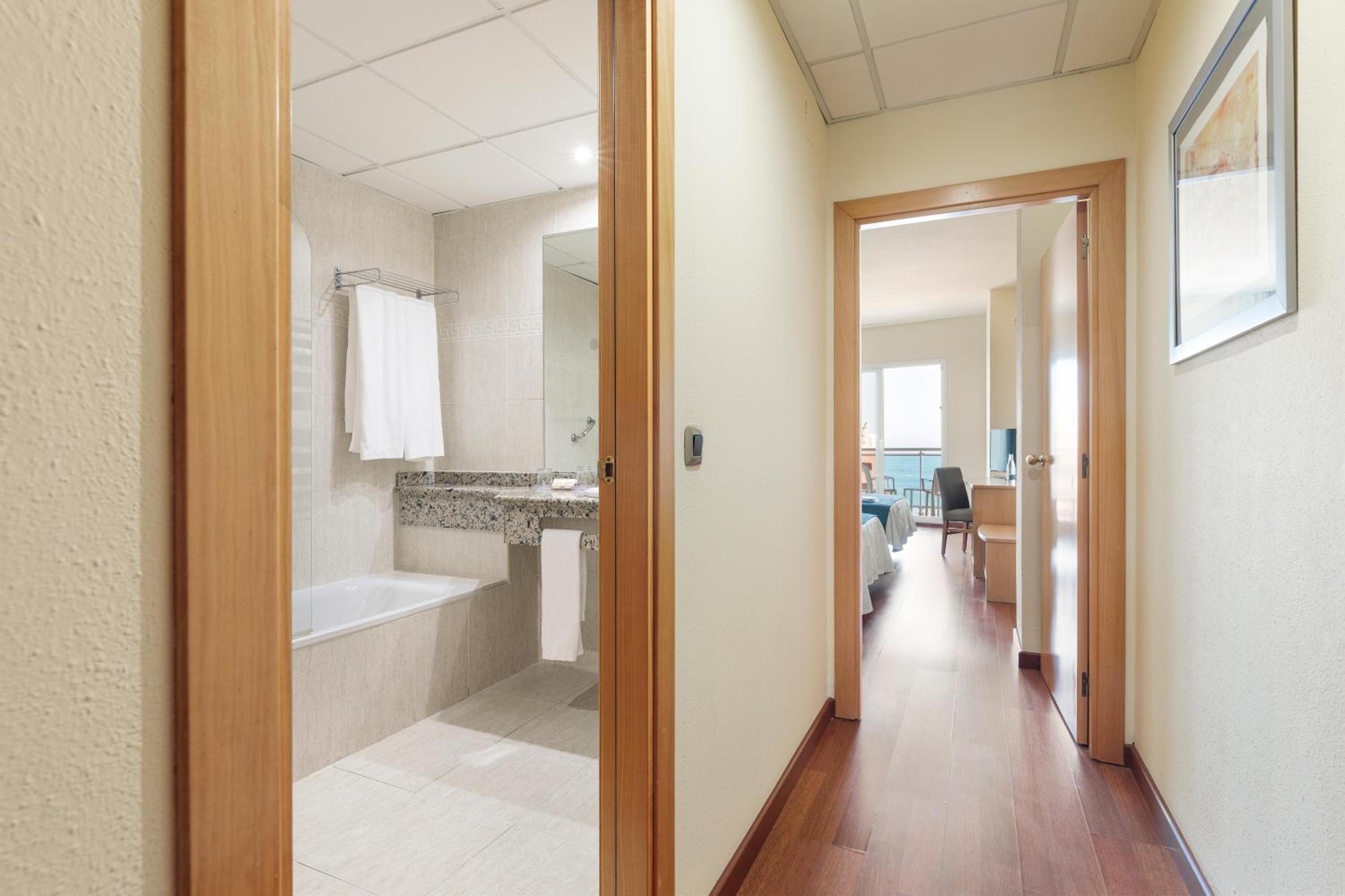 Superior Double or Twin Room with Sea View (2 Adults) - Photo 10