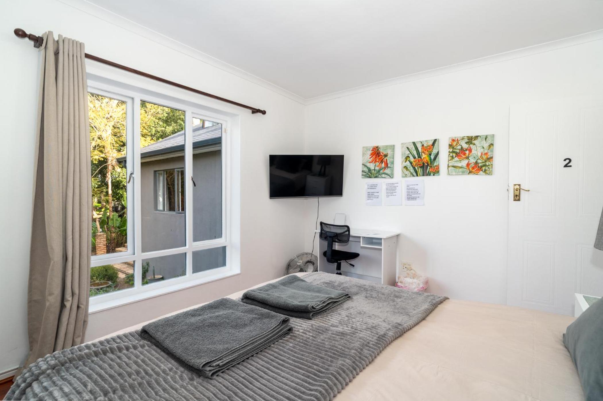 Queen Room with Pool View - Photo 2