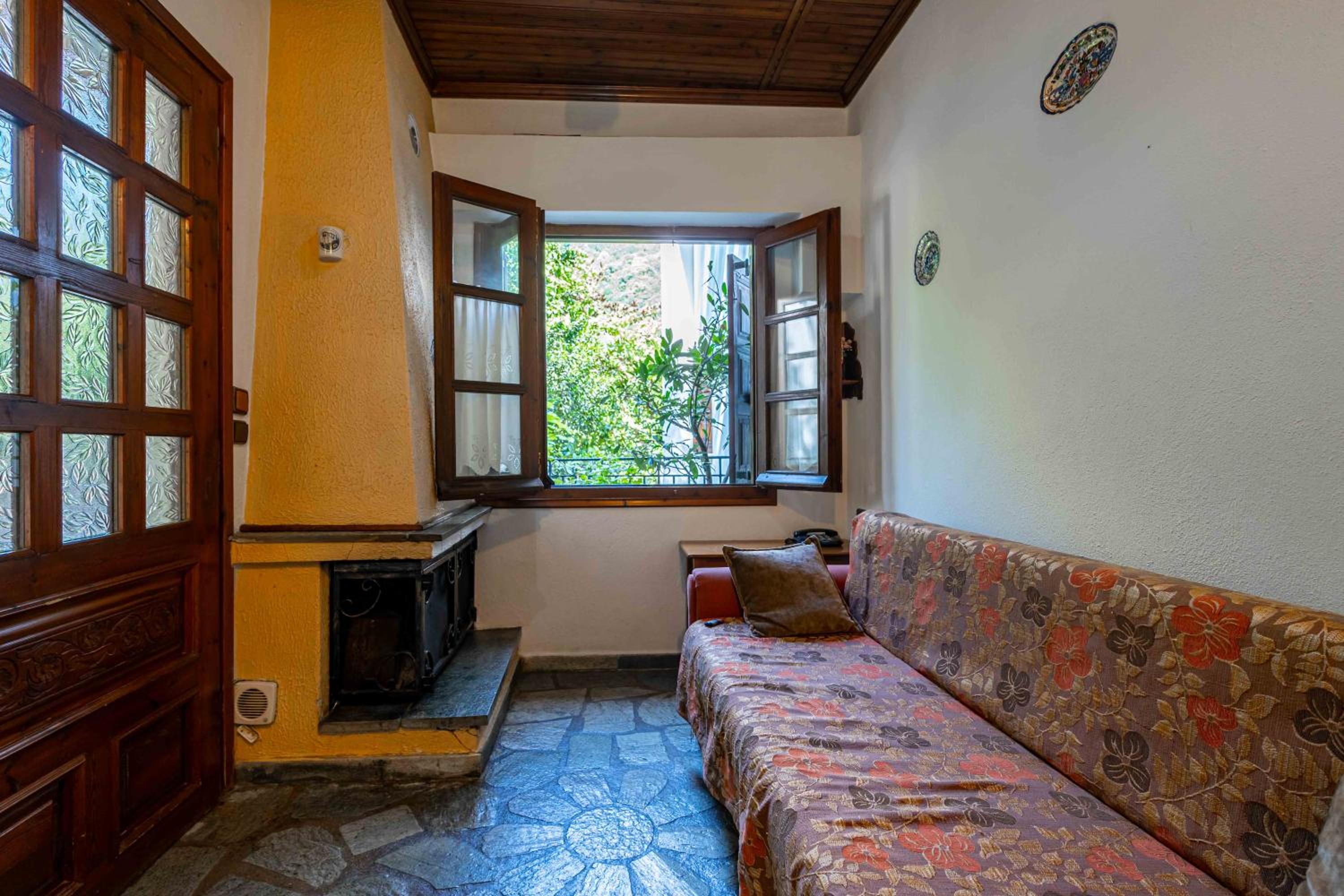 Family Room with Mountain View photo 3