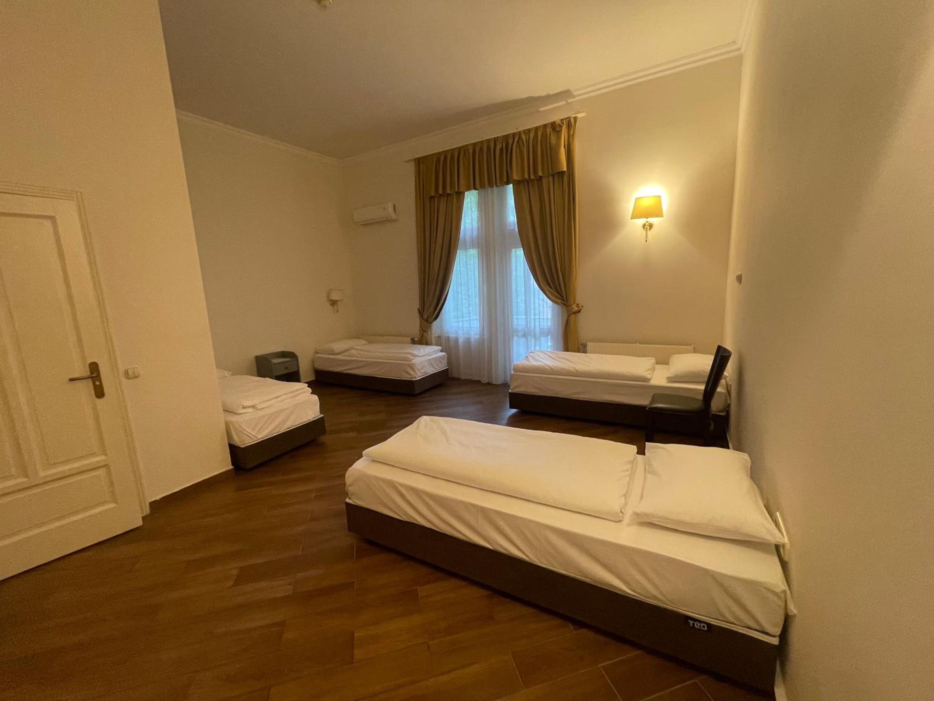 Quadruple Room - Photo 1