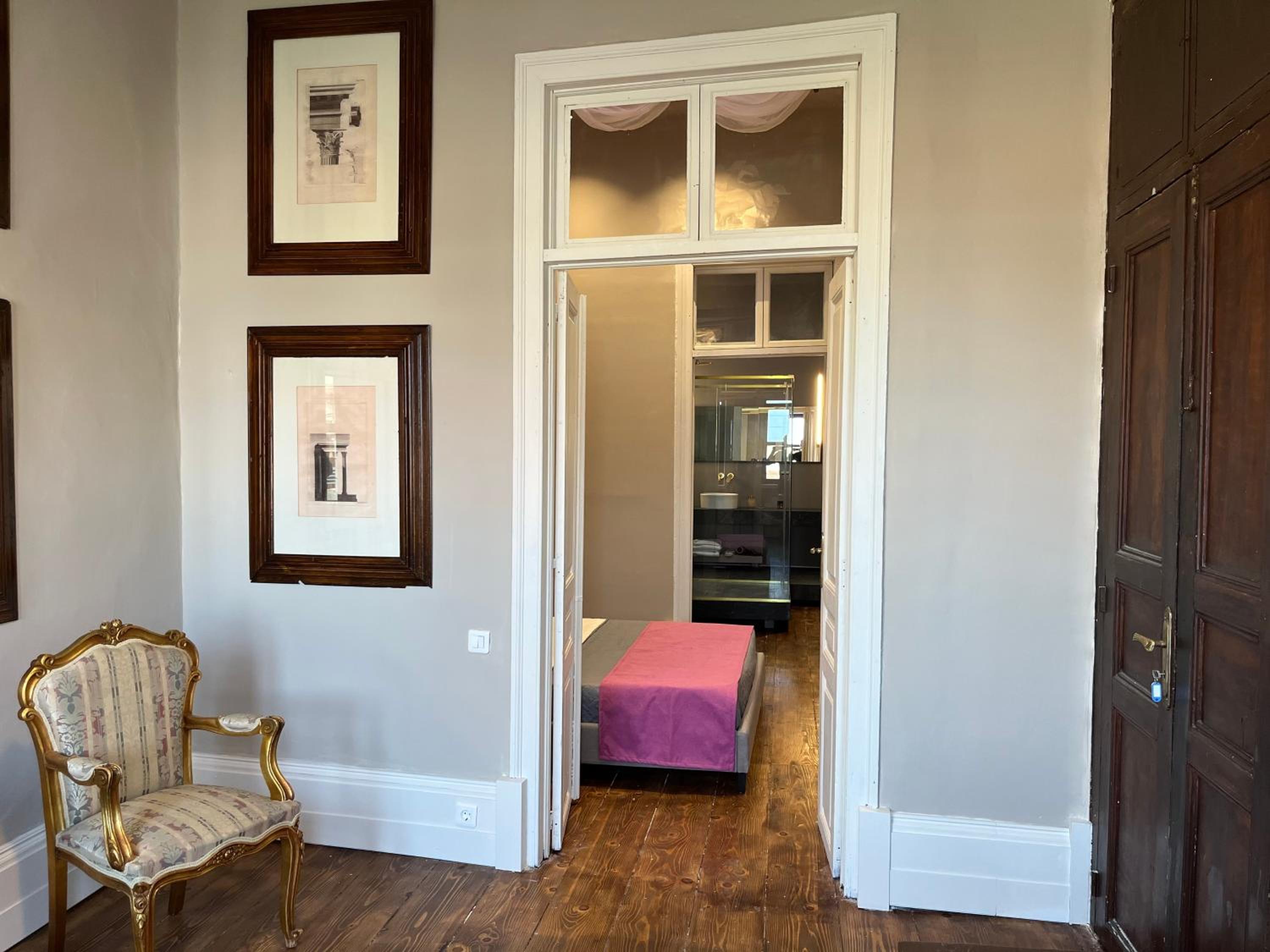Suite - Photo 11