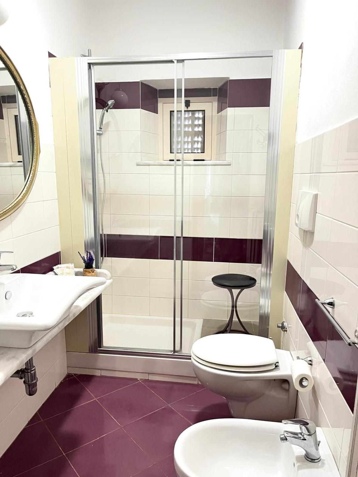 Double Room with Private Bathroom - Photo 31