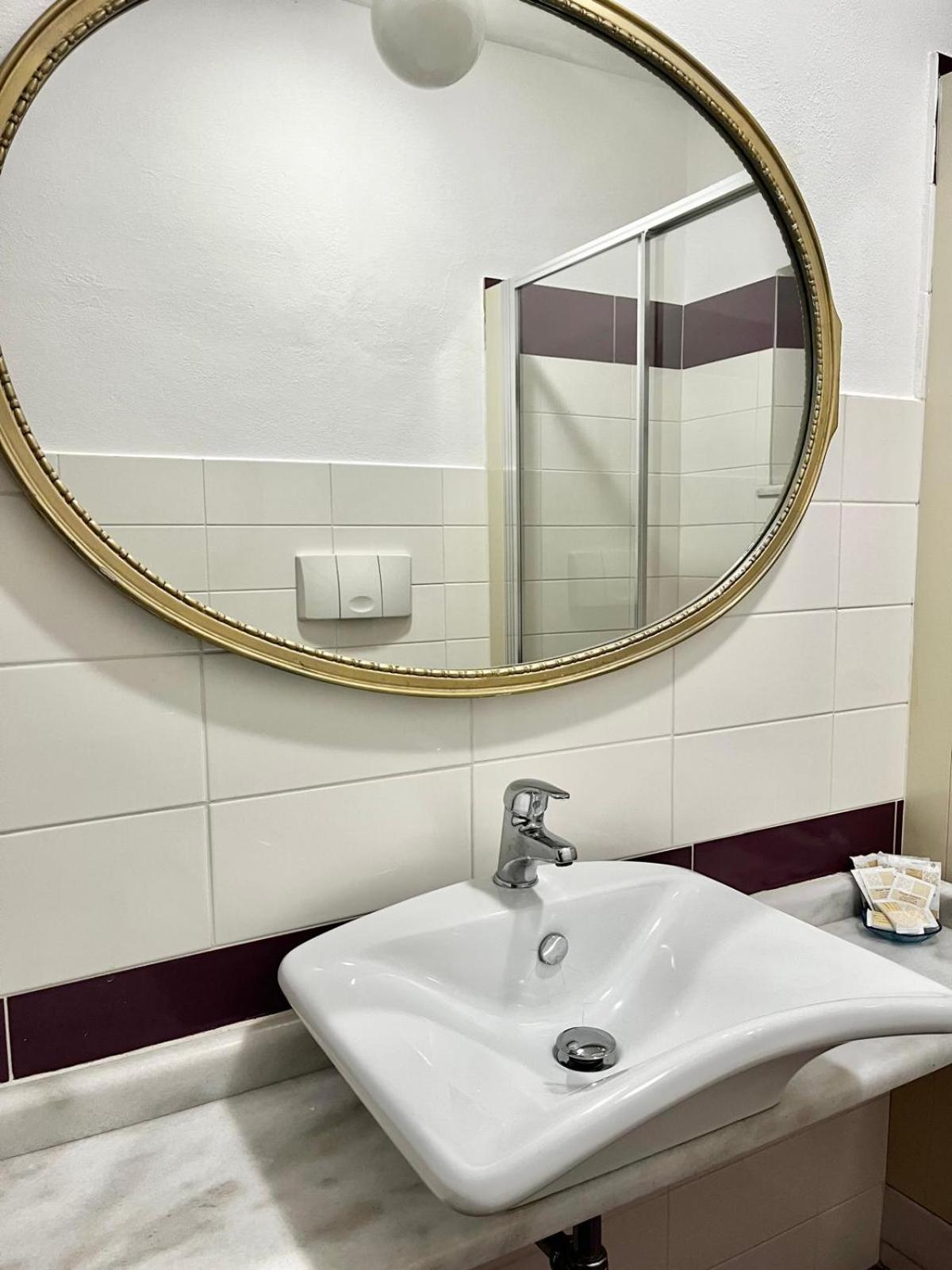 Double Room with Private Bathroom - Photo 39