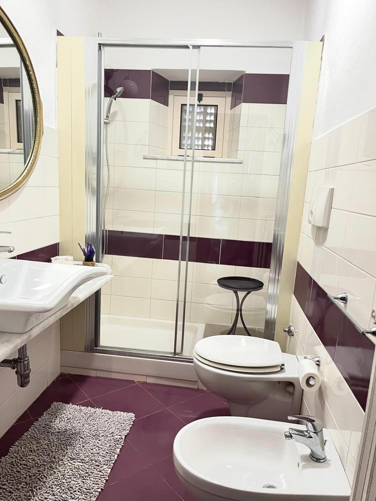Double Room with Private Bathroom - Photo 38