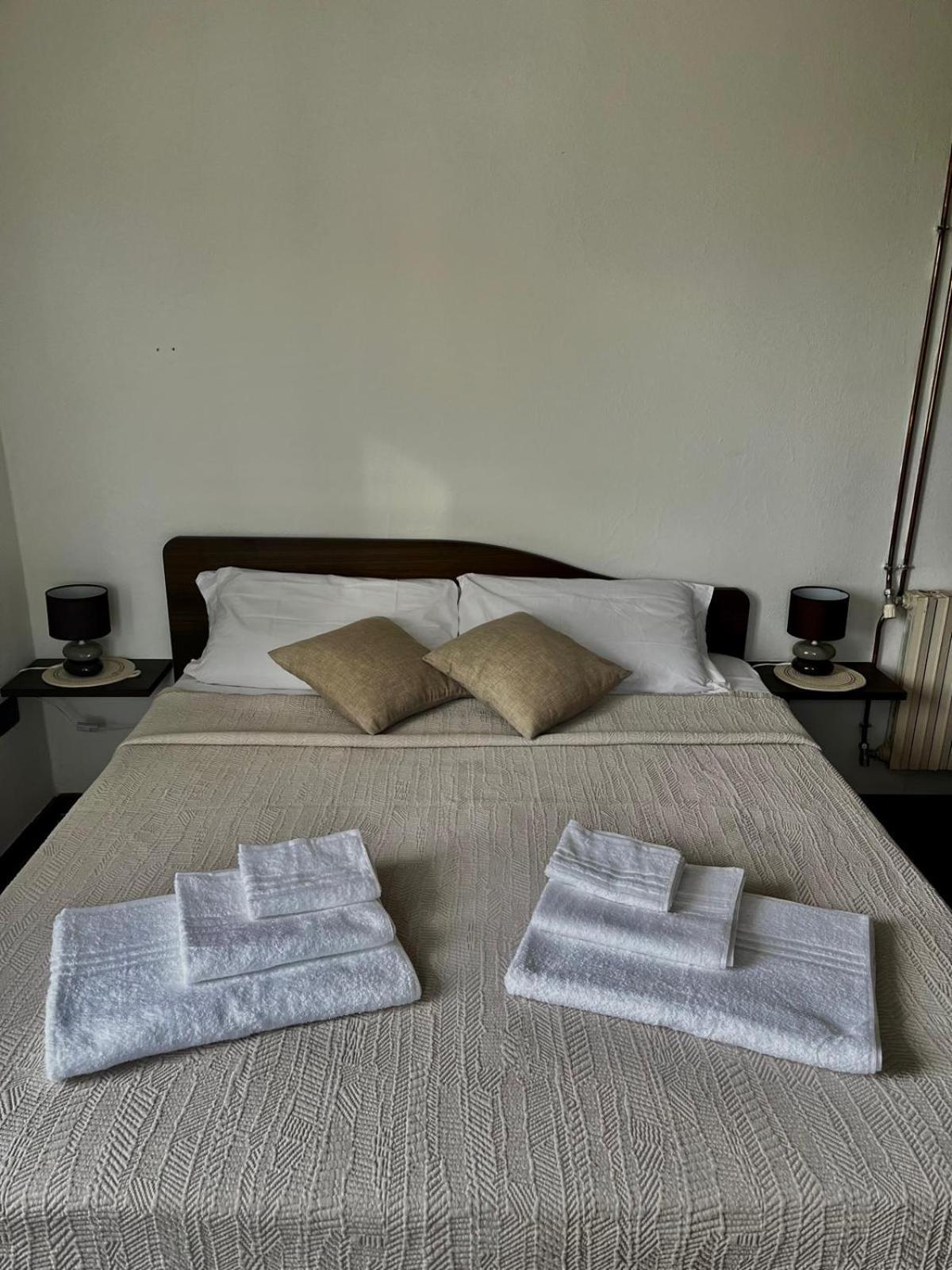 Double Room with Private Bathroom - Photo 25