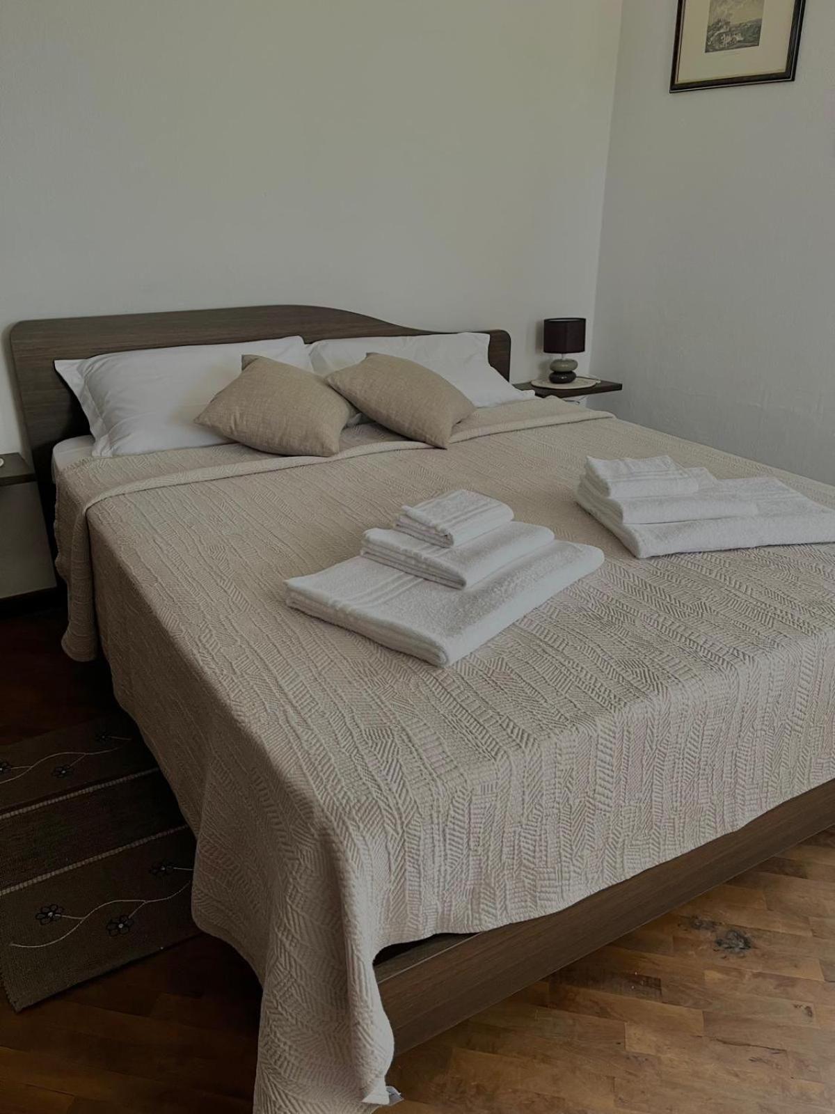 Double Room with Private Bathroom - Photo 10