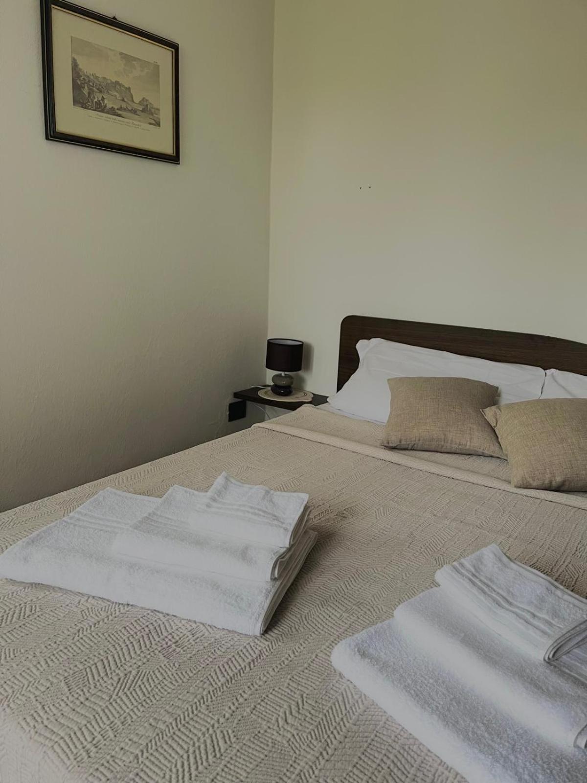 Double Room with Private Bathroom - Photo 9