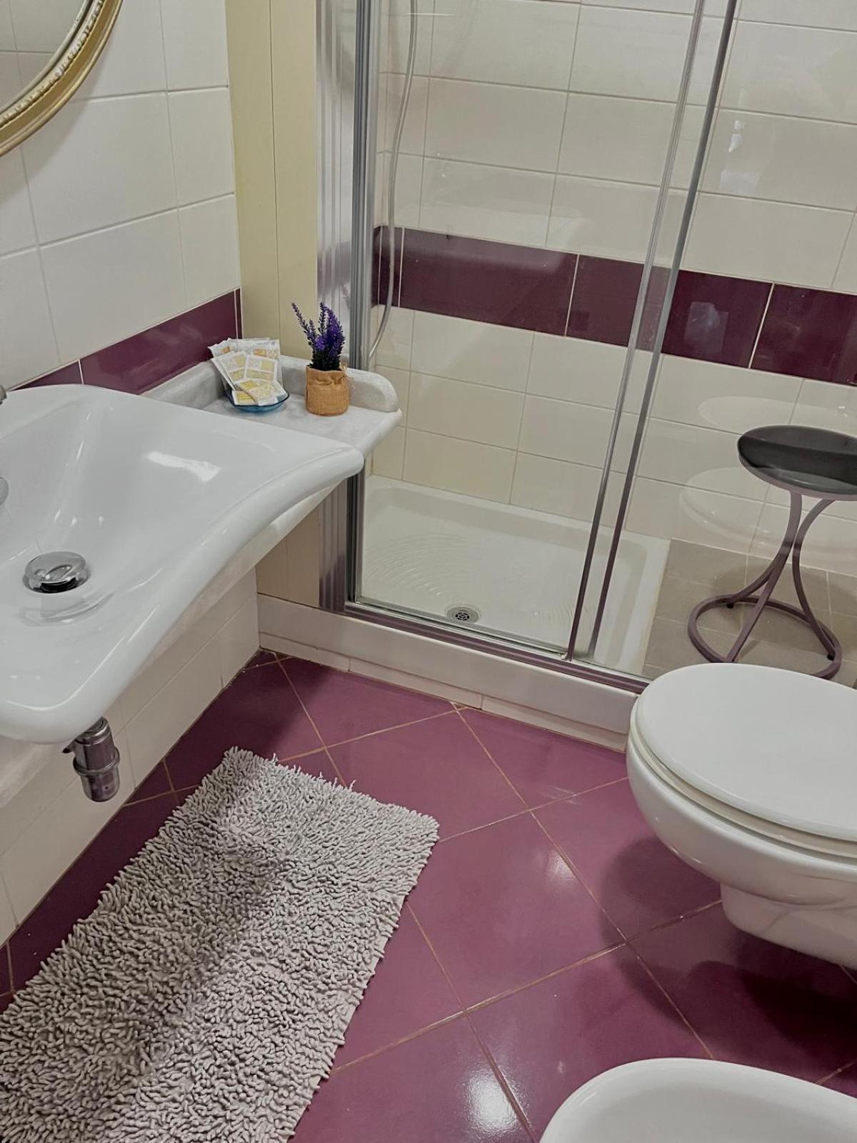 Double Room with Private Bathroom - Photo 8