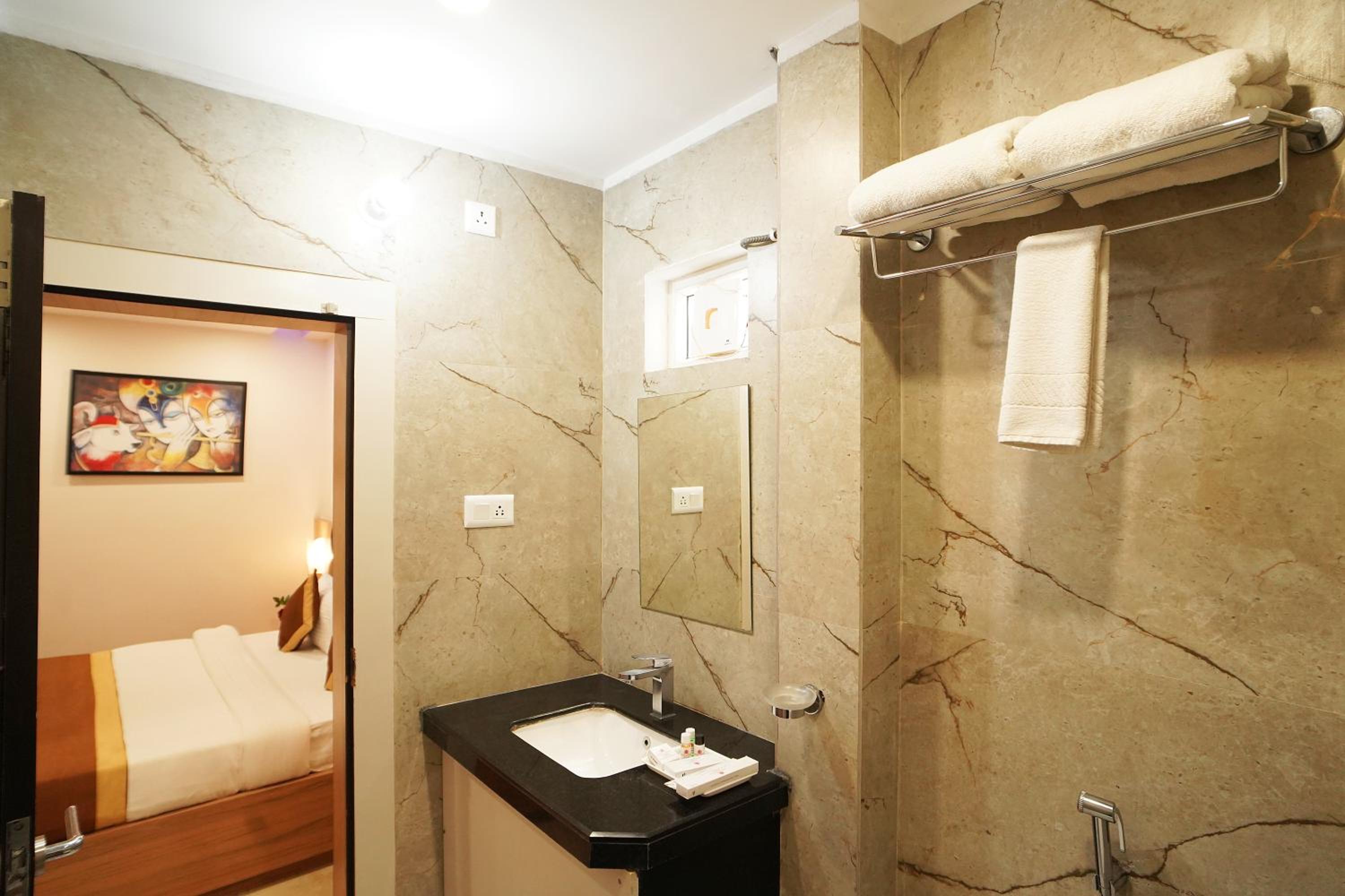 Suite - Photo 3