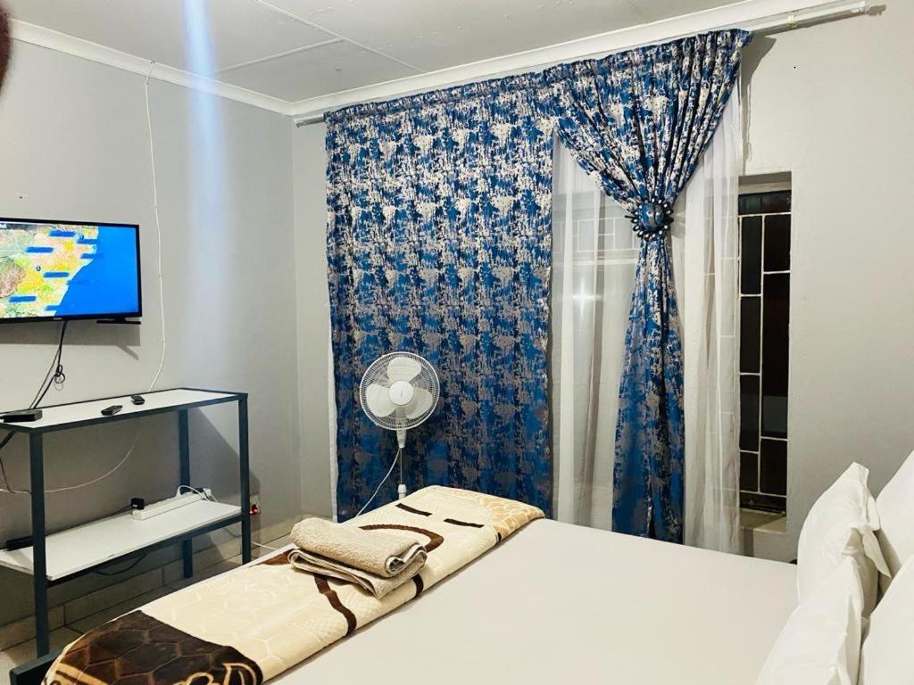 Twin Room with Shared Bathroom photo 2