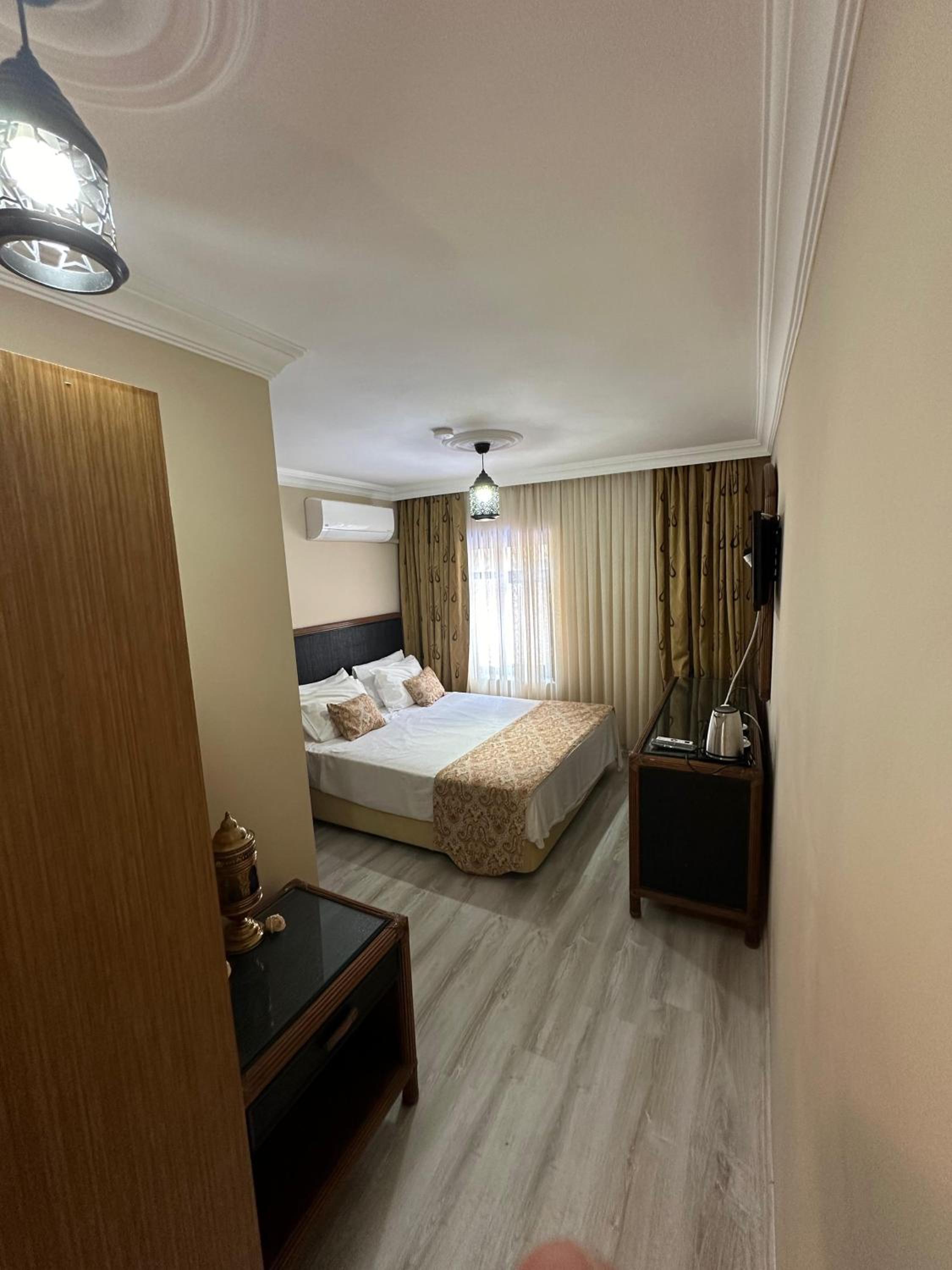 Deluxe Double Room thumbnail 6