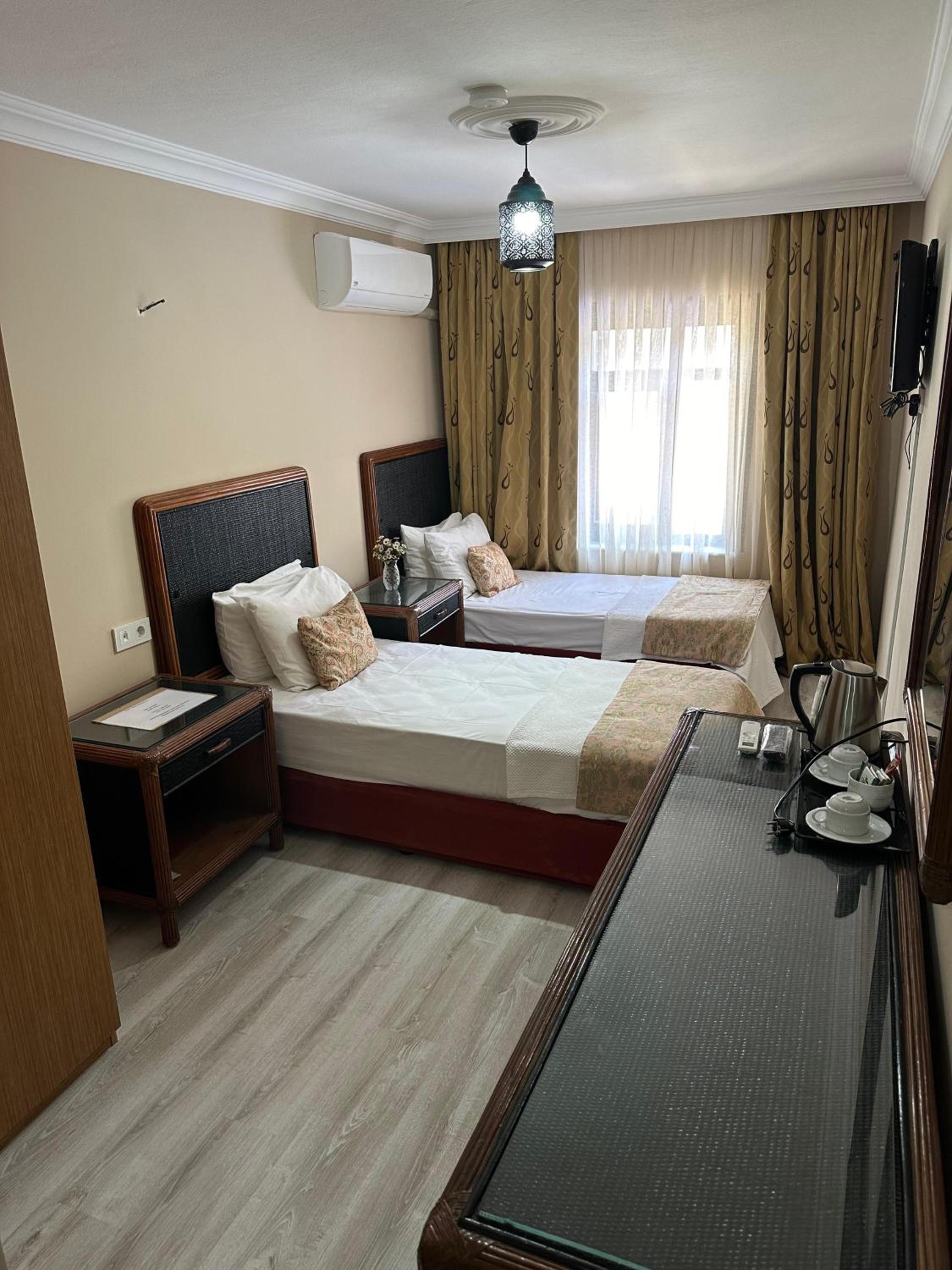 Deluxe Twin Room thumbnail 5