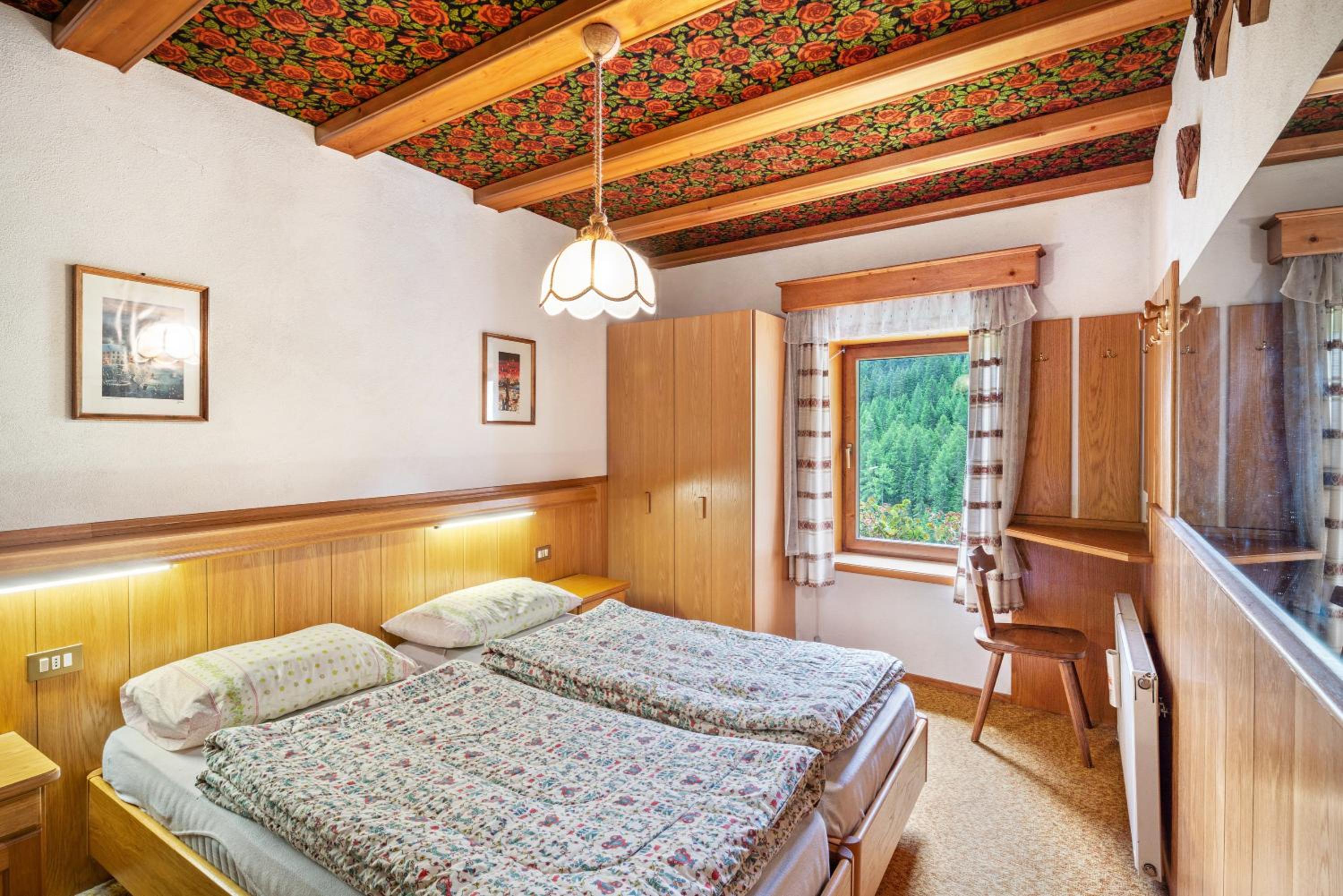 Two-Bedroom Apartment with Mountain View
