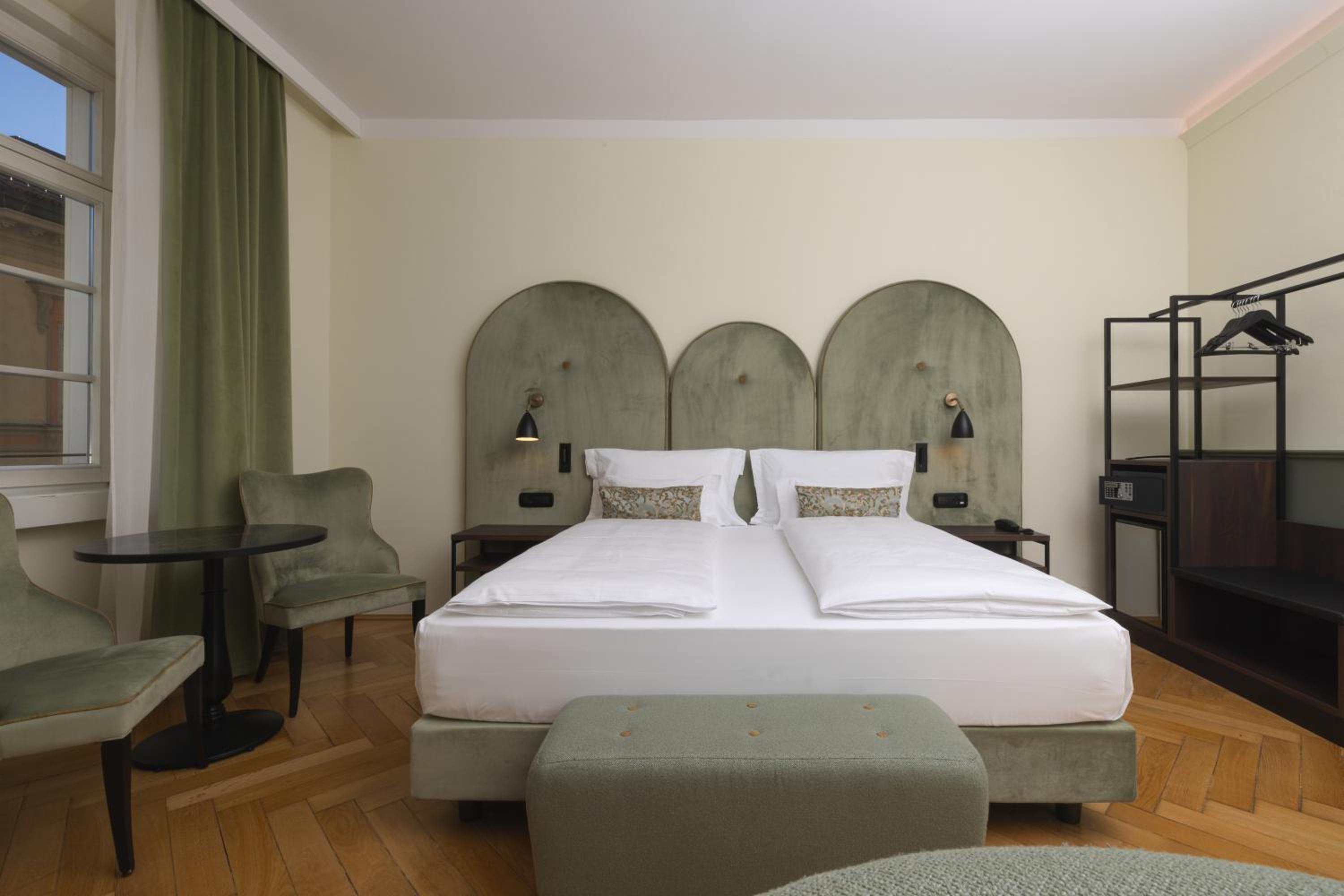 Deluxe King Room - Photo 4