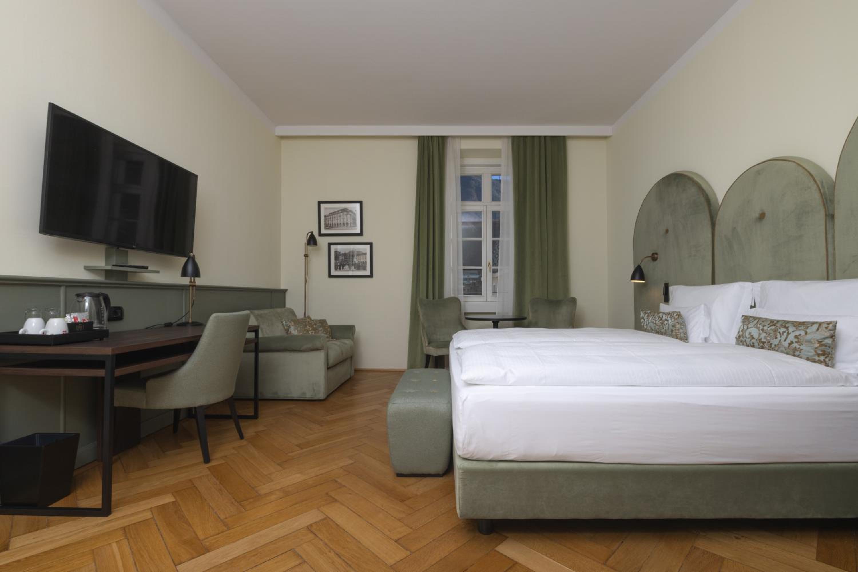 Deluxe King Room - Photo 2