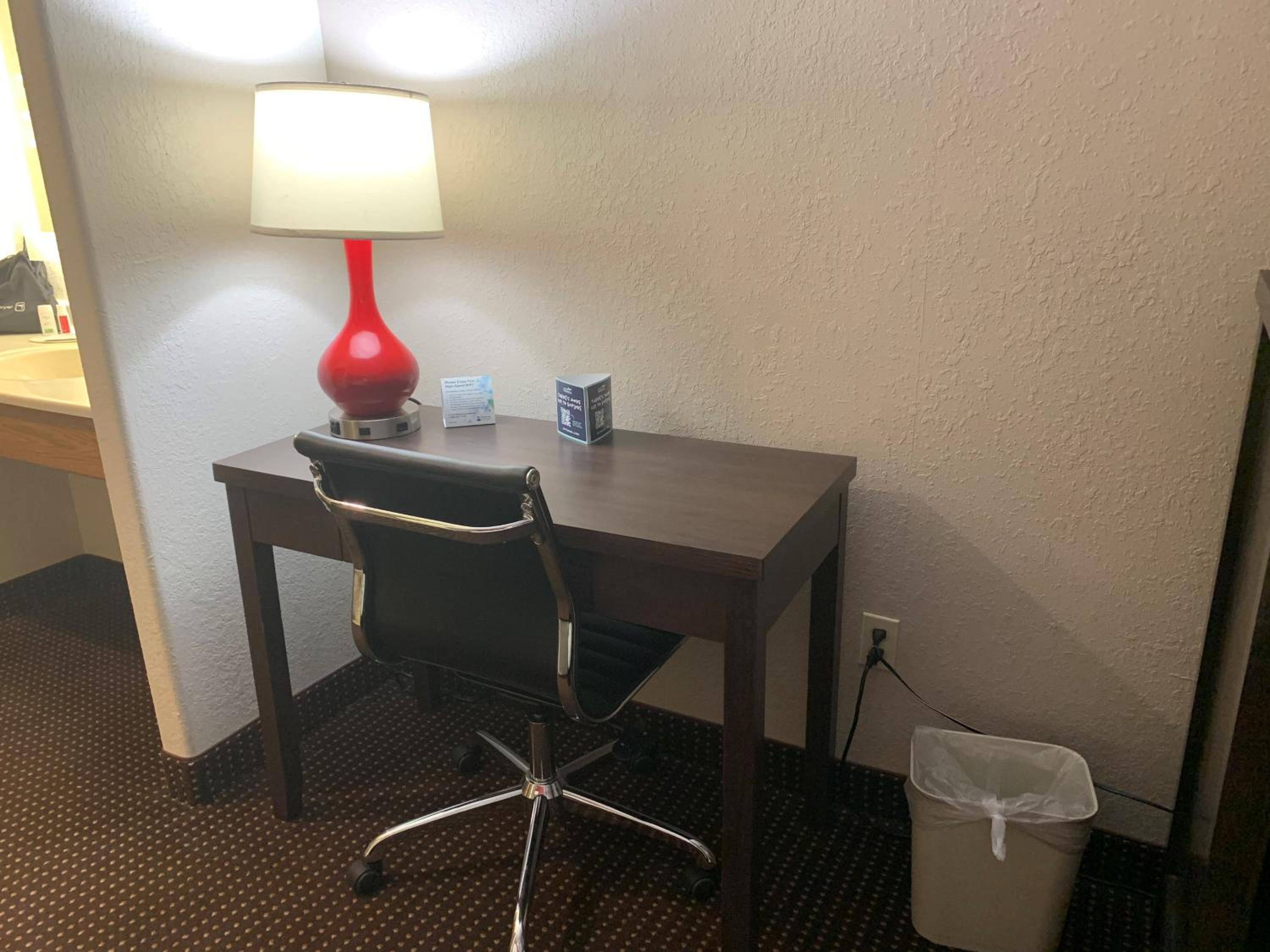 King Room with Parking Lot View - Second Floor - Non-Smoking photo 2