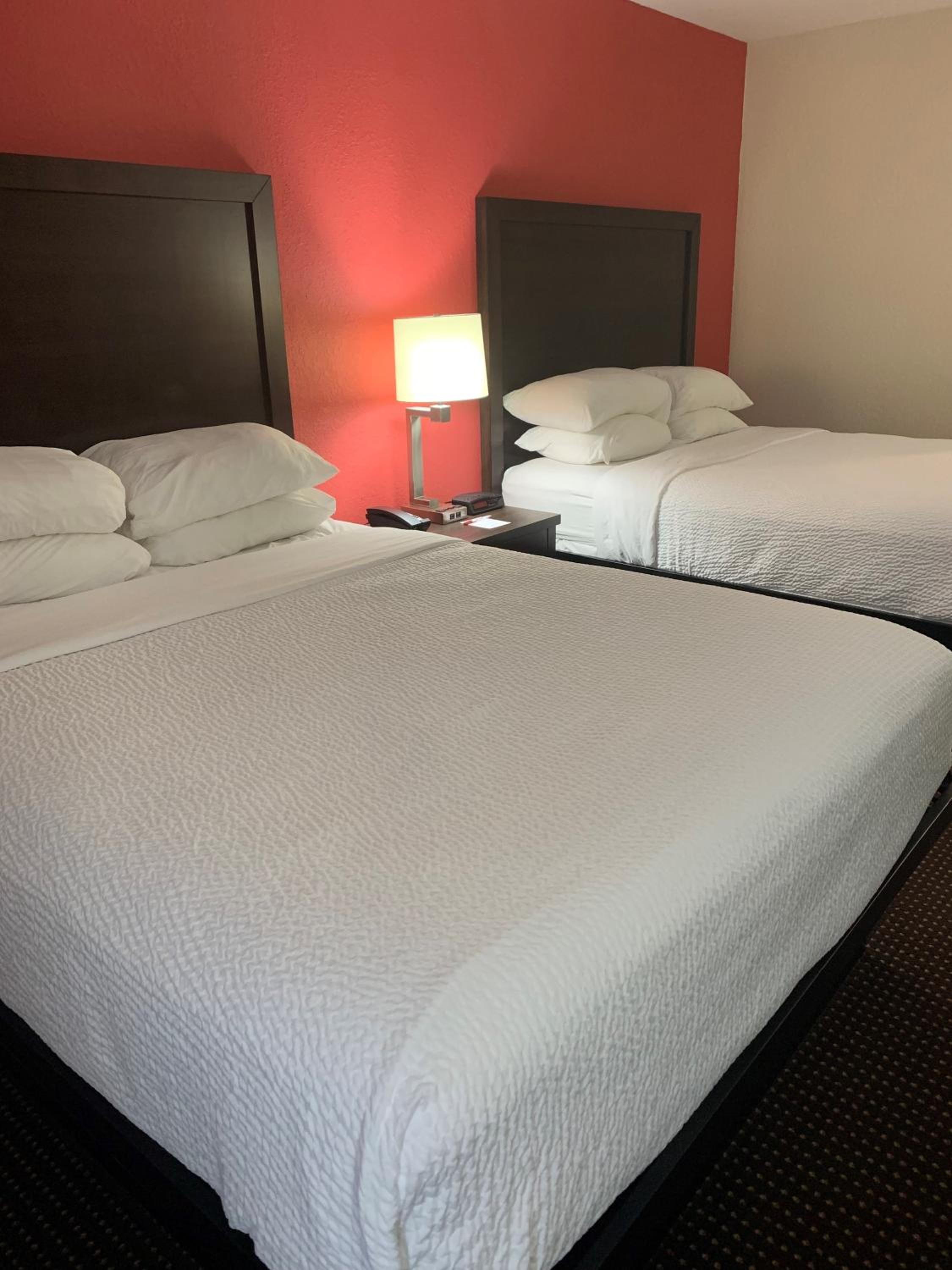 Queen Room with Two Queen Beds and Parking Lot View - Second Floor - Non-Smoking photo 3