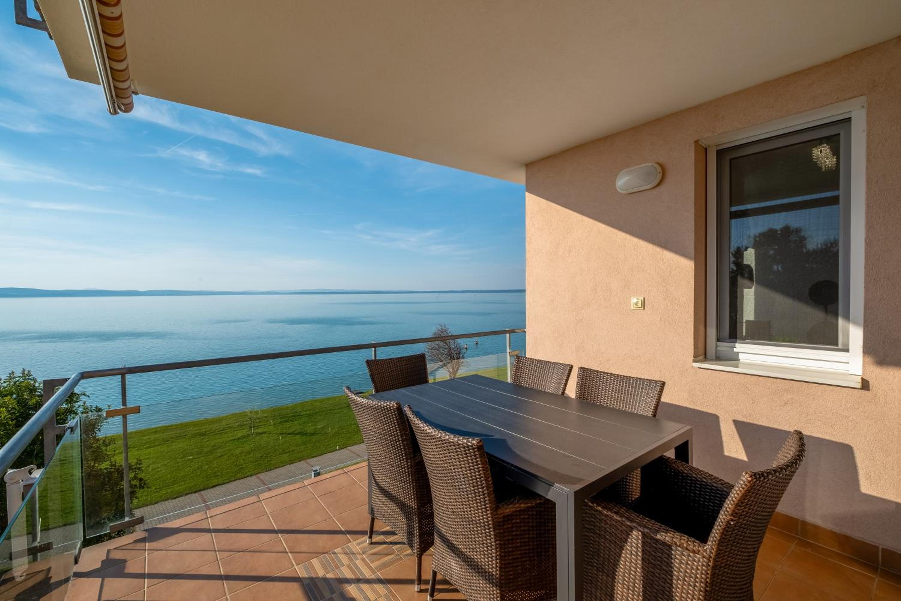 Two-Bedroom Apartment with Lake View photo 3